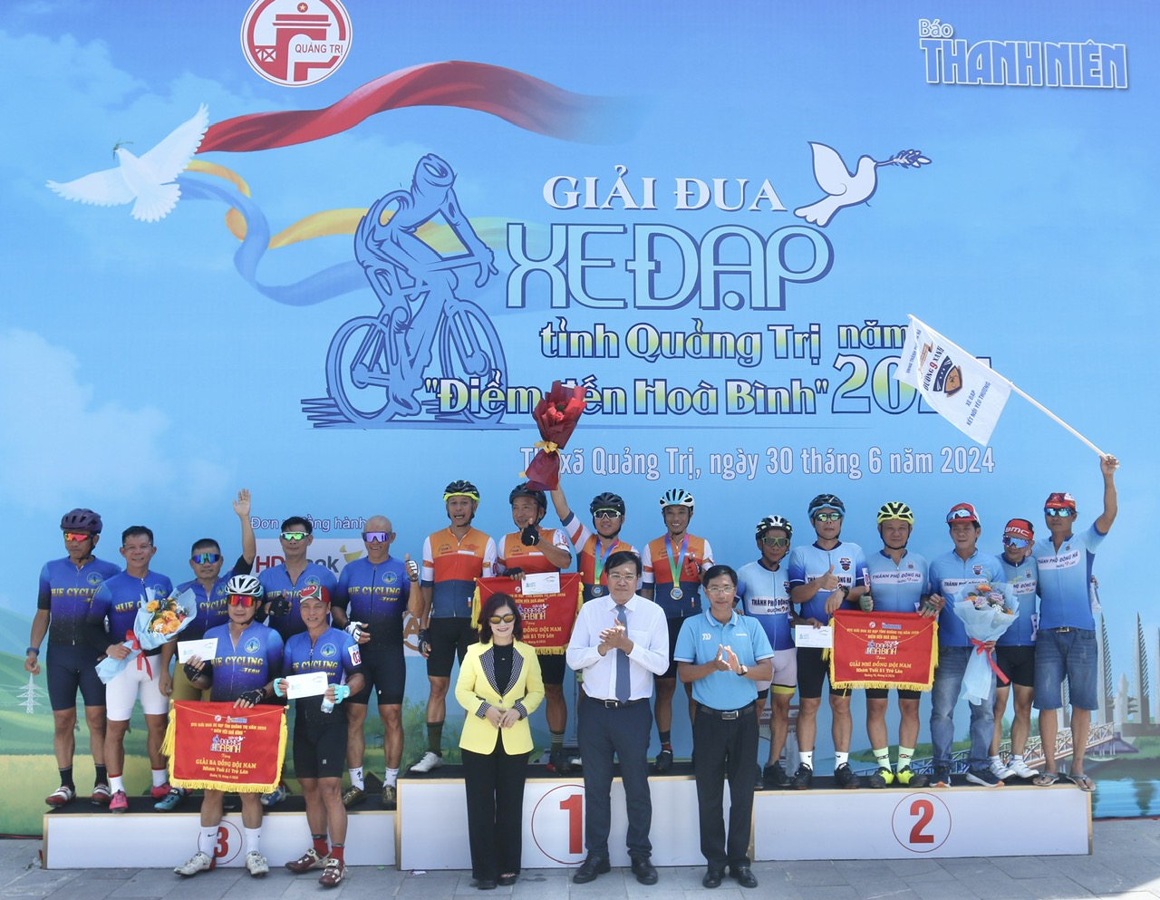 Giải đua xe đạp 'Điểm đến Hòa bình': Gay cấn các nội dung dành cho nam- Ảnh 8. Giải đua xe đạp 'Điểm đến Hòa bình': Gay cấn các nội dung dành cho nam- Ảnh 8.