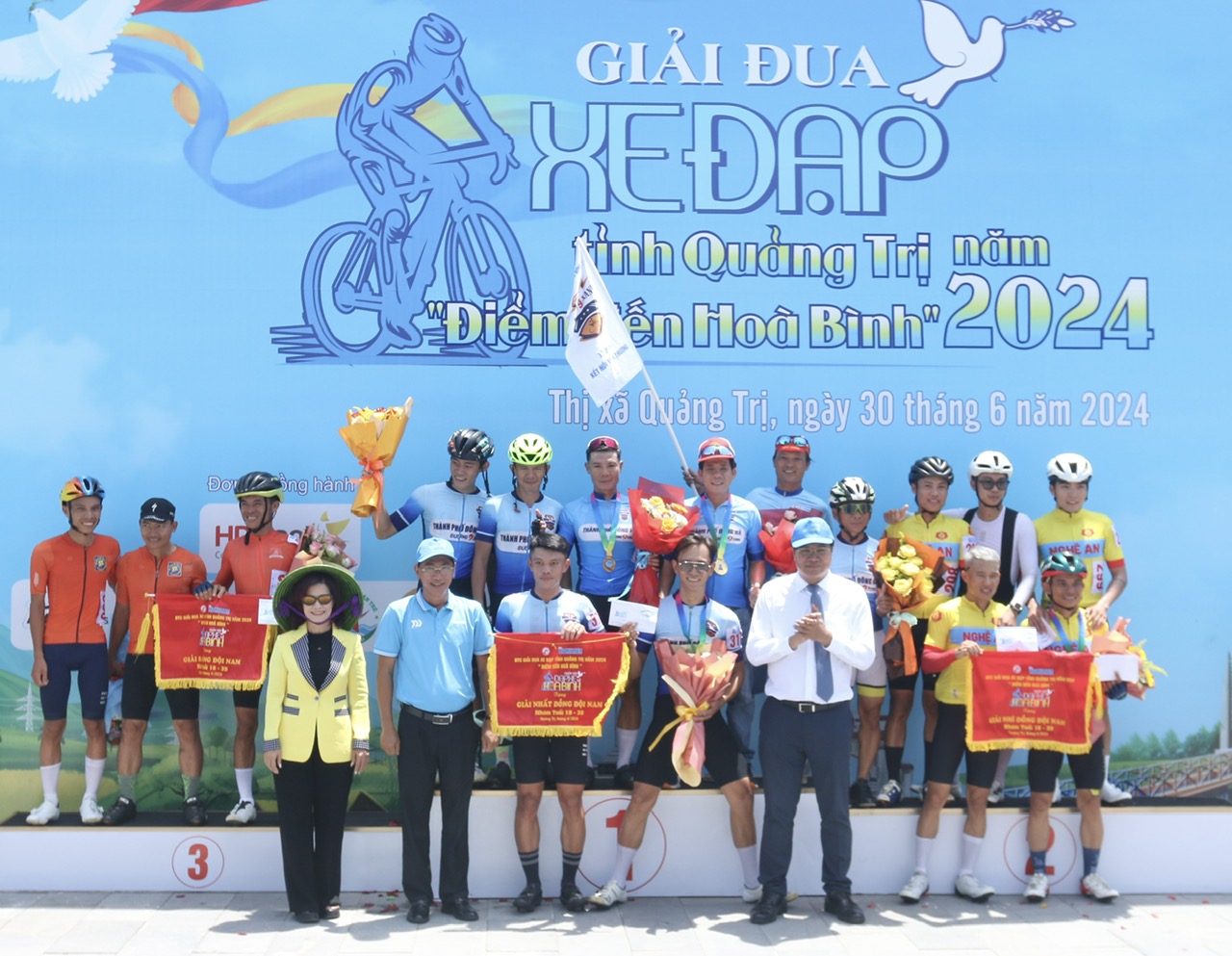 Giải đua xe đạp 'Điểm đến Hòa bình': Gay cấn các nội dung dành cho nam- Ảnh 15. Giải đua xe đạp 'Điểm đến Hòa bình': Gay cấn các nội dung dành cho nam- Ảnh 15.