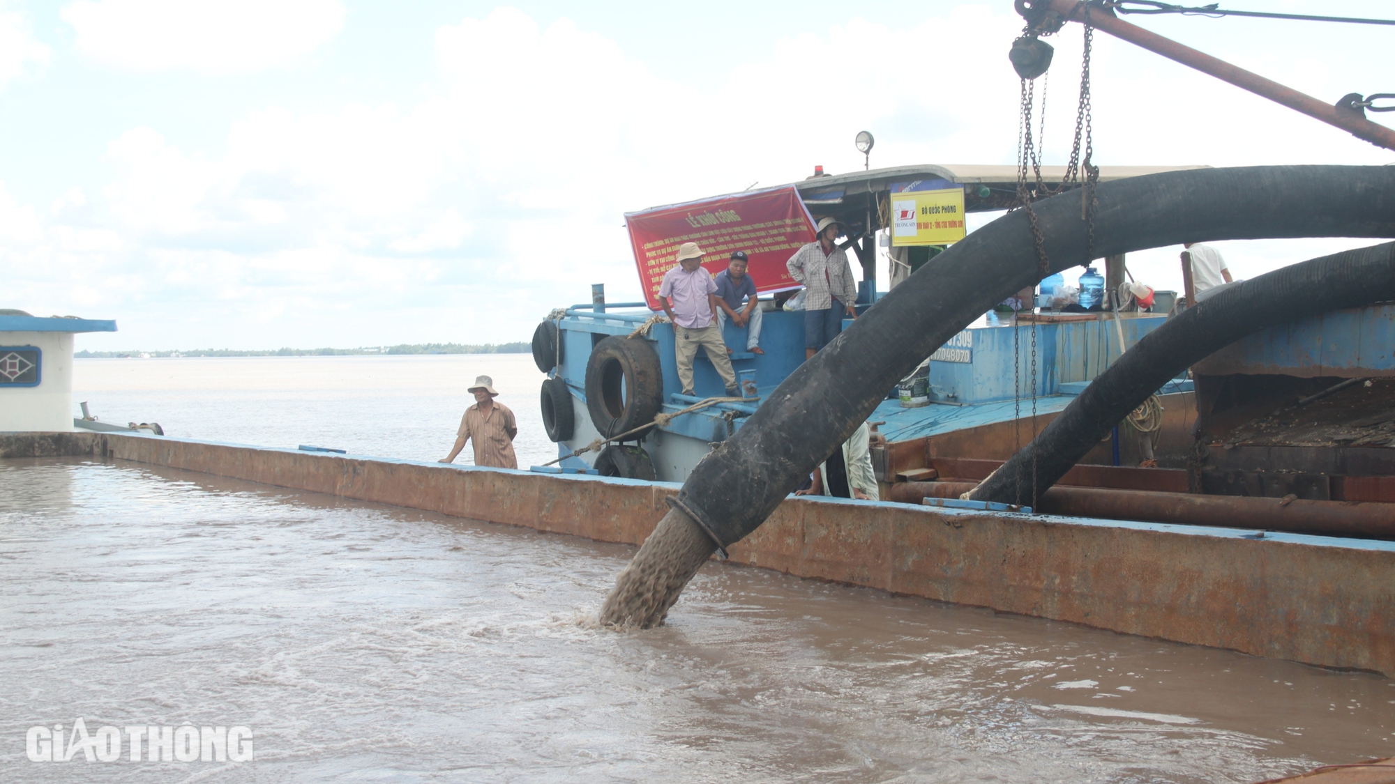 Khai thác mỏ cát sông phục vụ thi công cao tốc qua Sóc Trăng- Ảnh 3. Khai thác mỏ cát sông phục vụ thi công cao tốc qua Sóc Trăng- Ảnh 3.