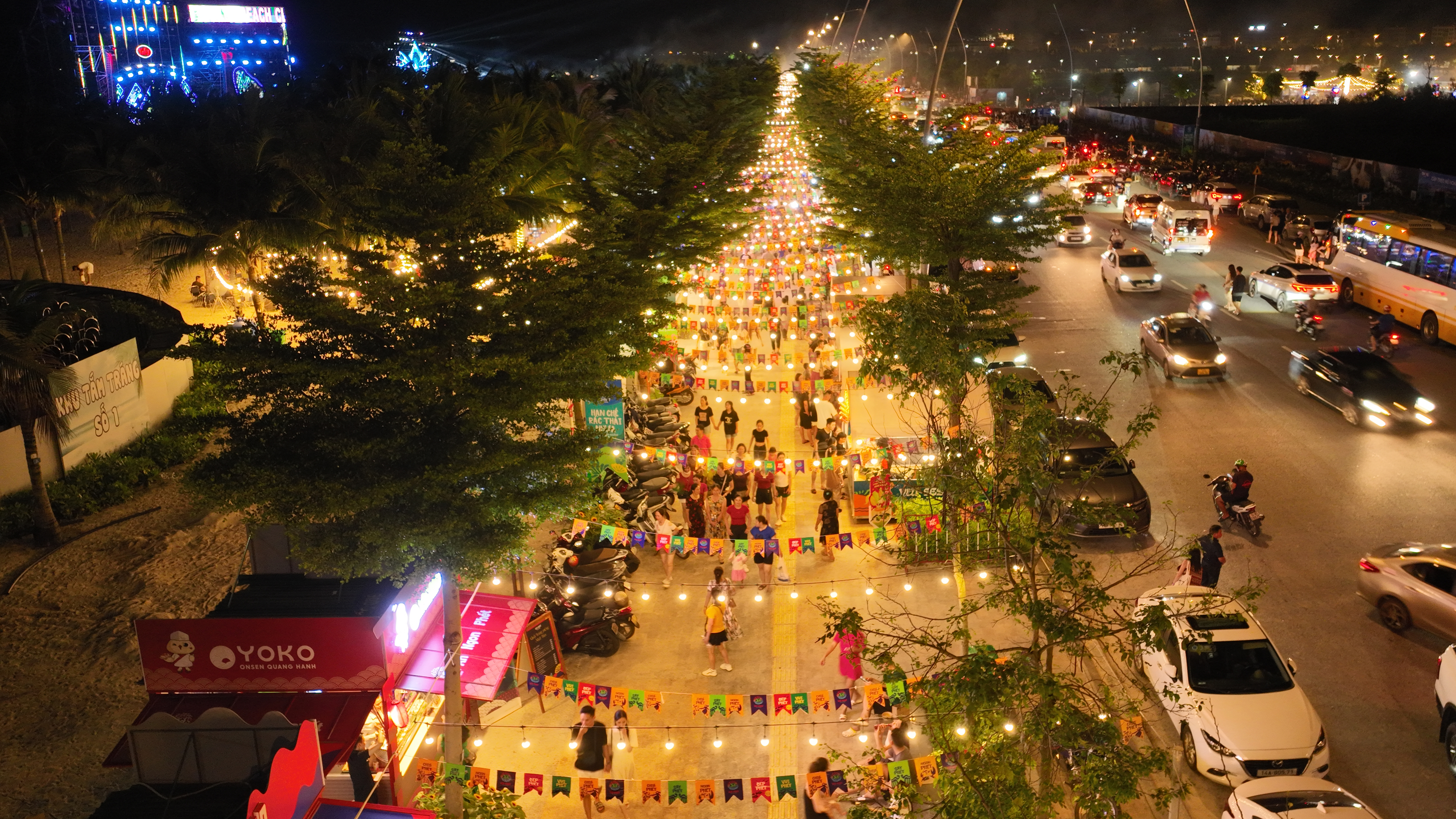 Sôi động chợ đêm giải trí bên bờ vịnh Hạ Long - Ảnh 2. Sôi động chợ đêm giải trí bên bờ vịnh Hạ Long - Ảnh 2.