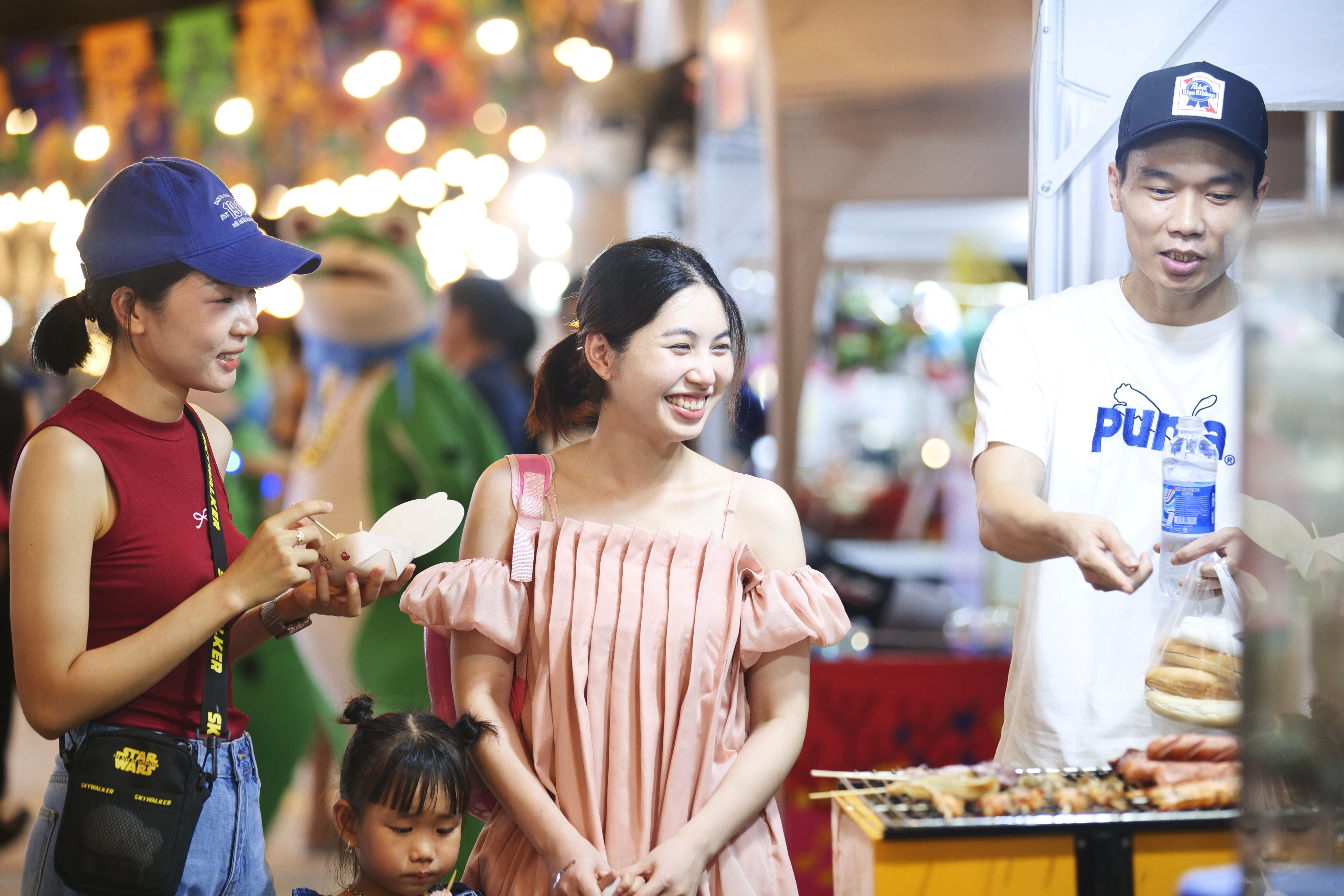 Sôi động chợ đêm giải trí bên bờ vịnh Hạ Long - Ảnh 3. Sôi động chợ đêm giải trí bên bờ vịnh Hạ Long - Ảnh 3.