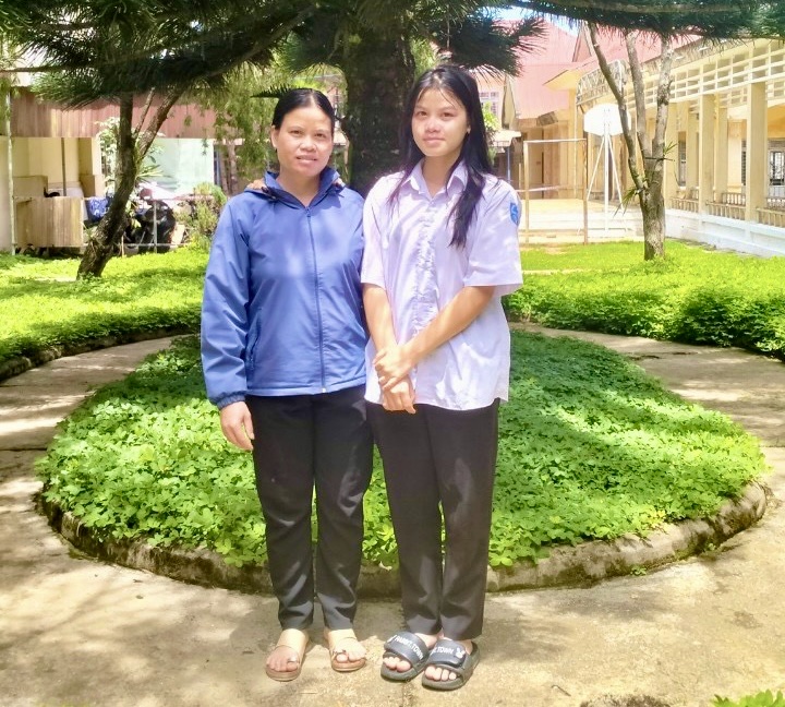 Mẹ và con cùng thi tốt nghiệp THPT tại một điểm trường- Ảnh 2. Mẹ và con cùng thi tốt nghiệp THPT tại một điểm trường- Ảnh 2.