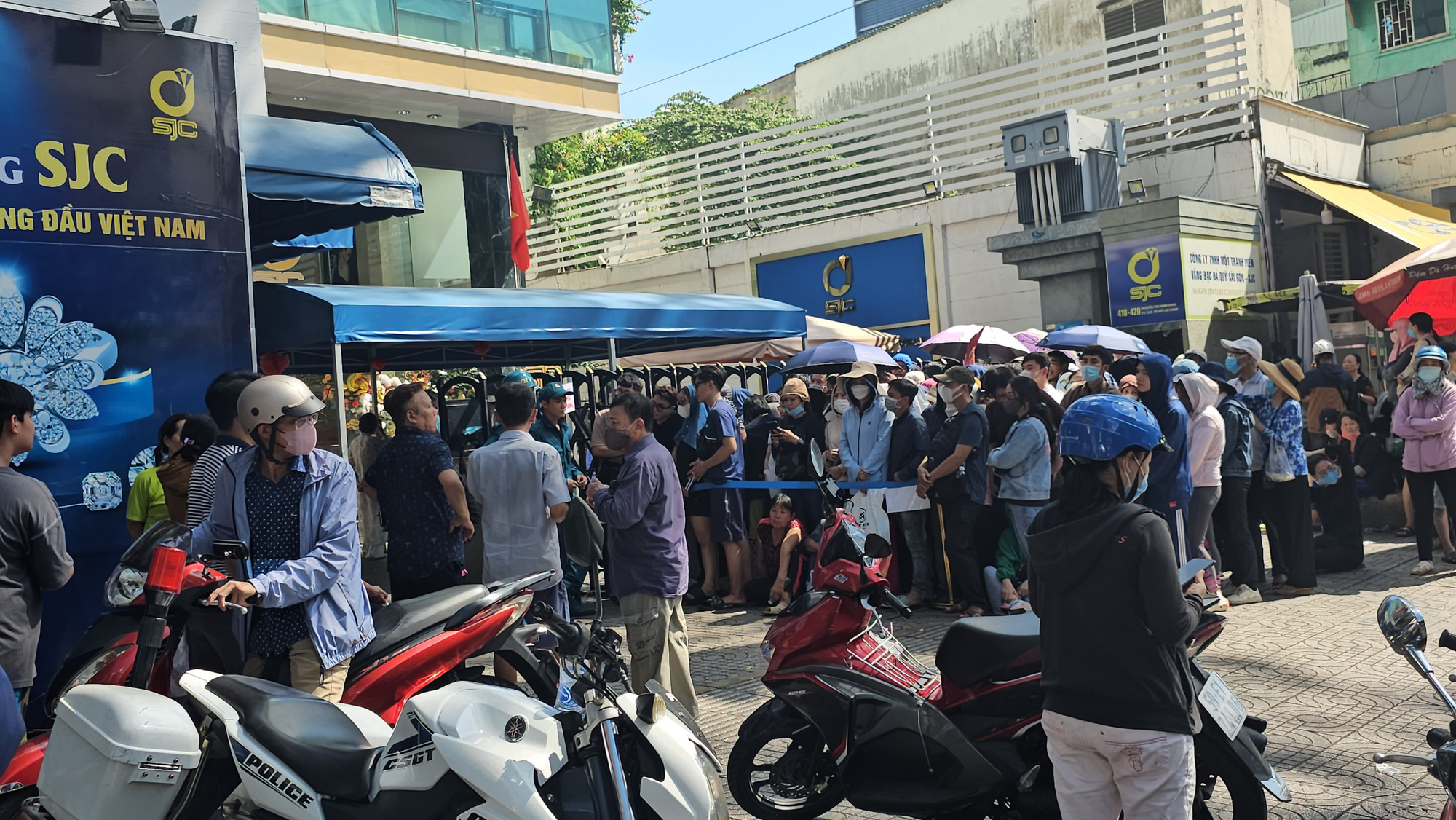 Dòng người xếp hàng mua vàng ở SJC (Q.1, TP.HCM) sáng nay 12-6 - Ảnh: VĂN TRƯƠNG Cập nhật GIÁ VÀNG TẠI ĐÂY