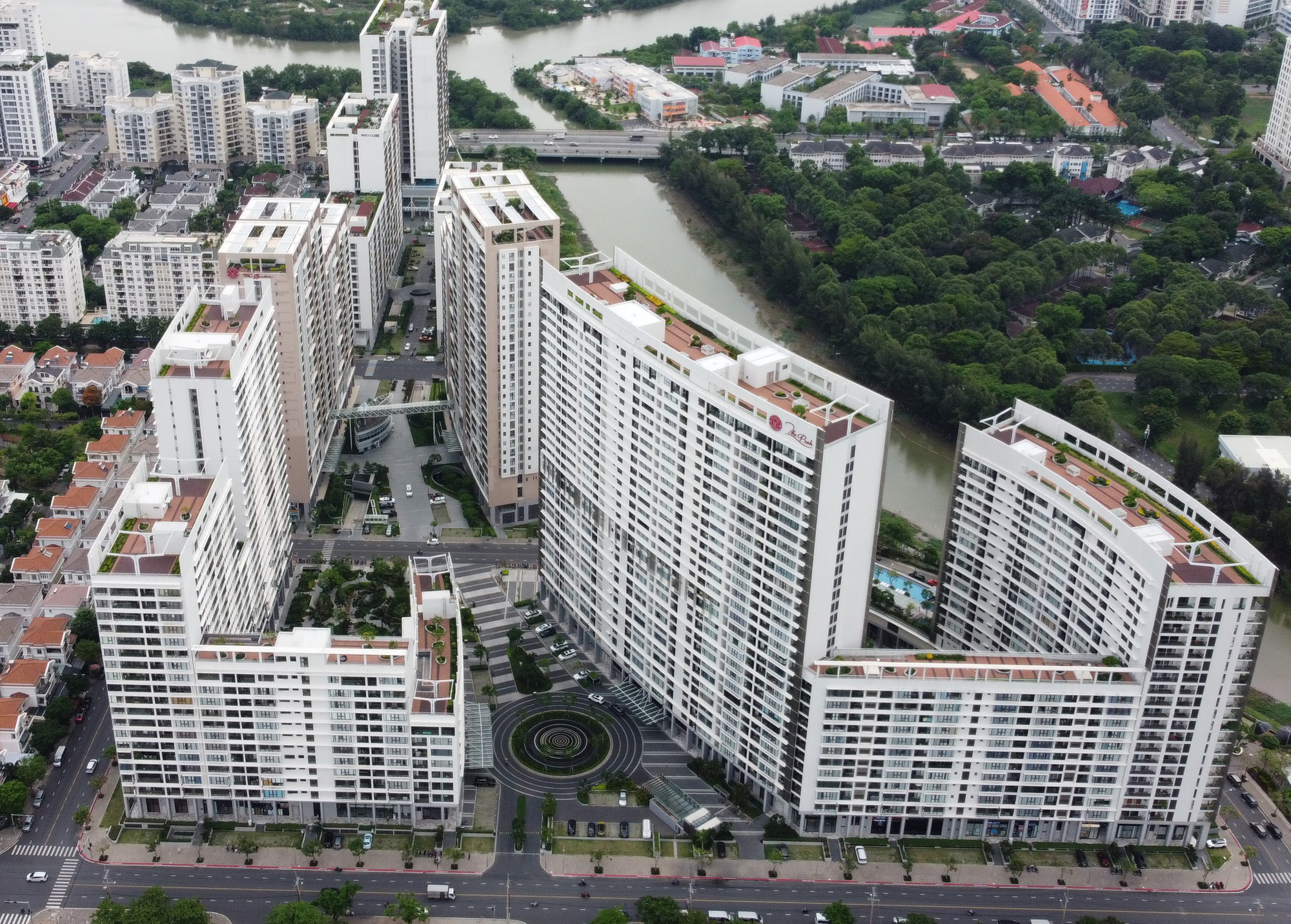 Cận cảnh các công trình vi phạm xây dựng, quy hoạch tại Phú Mỹ Hưng- Ảnh 6. Công ty Phú Mỹ Hưng xây dựng tầng hầm liên thông vượt ranh giao đất dự án tại các lô M5, M6, M7, M8 (cụm nhà cao tầng). Đến thời điểm thanh tra thì Ban quản lý Khu Nam vẫn chưa phối hợp với cơ quan chức năng yêu cầu chủ đầu tư thực hiện nghĩa vụ tài chính theo quy định - Ảnh: TIẾN LONG
