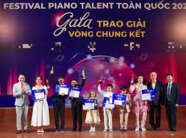 Thí sinh bị liệt 2 chân giành giải piano toàn quốc- Ảnh 2. Thí sinh bị liệt 2 chân giành giải piano toàn quốc- Ảnh 2.