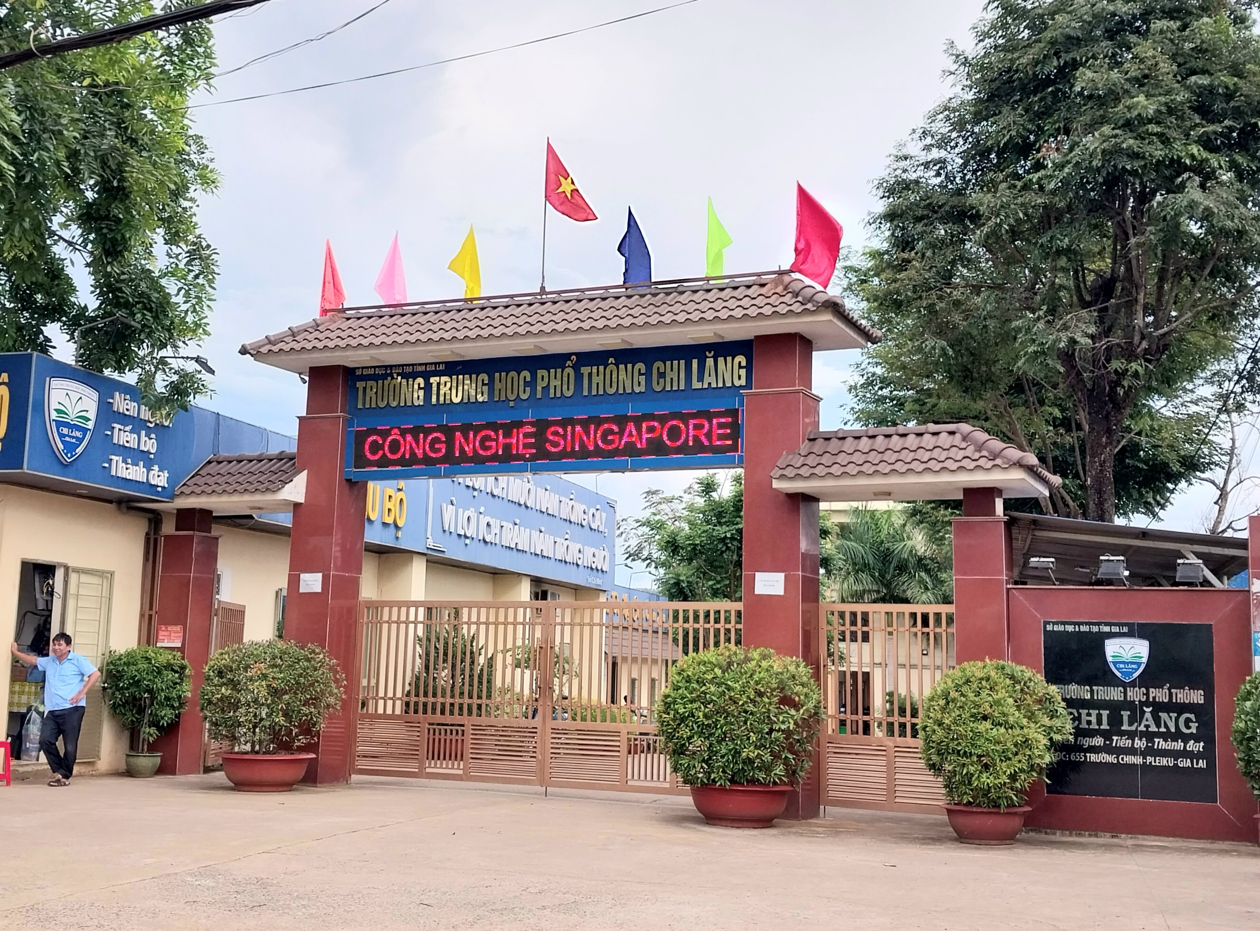 19 học sinh lớp 12 đang ôn thi nhập viện sau bữa ăn tại bếp tập thể- Ảnh 1. 19 học sinh lớp 12 đang ôn thi nhập viện sau bữa ăn tại bếp tập thể- Ảnh 1.