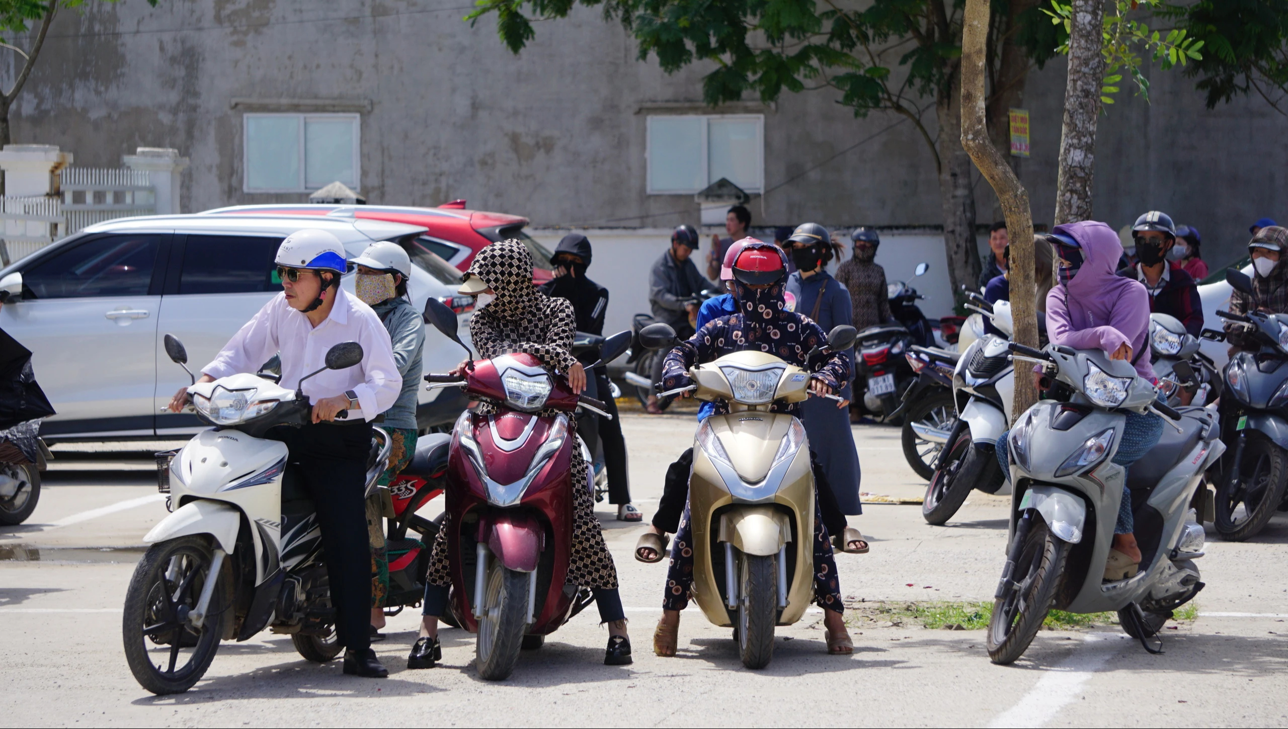 45.000 thí sinh Thanh Hóa thi vào lớp 10 trong cái nắng 38 độ C- Ảnh 1. 45.000 thí sinh Thanh Hóa thi vào lớp 10 trong cái nắng 38 độ C- Ảnh 1.