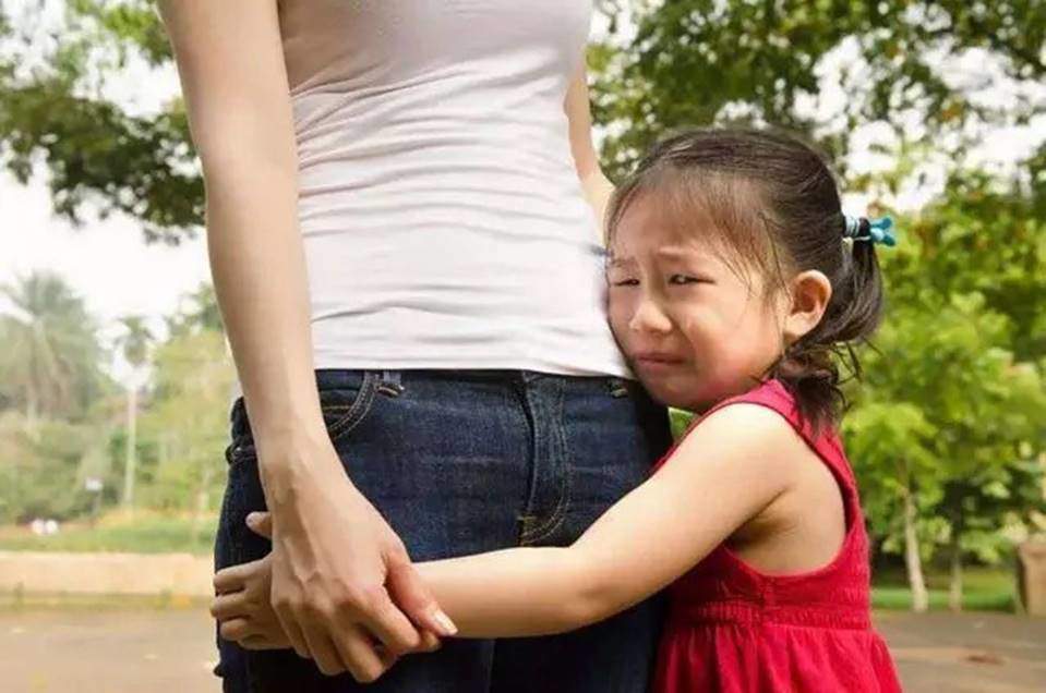 7 điều cha mẹ cần làm ngay nếu thấy con nhút nhát, rụt rè khi ra ngoài- Ảnh 1. 7 điều cha mẹ cần làm ngay nếu thấy con nhút nhát, rụt rè khi ra ngoài- Ảnh 1.