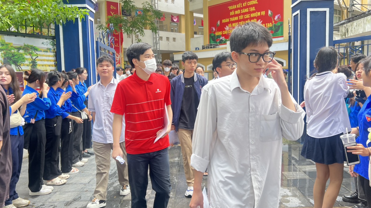9 thí sinh bị đình chỉ thi trong ngày đầu tiên Thi tốt nghiệp THPT 2024- Ảnh 1. 9 thí sinh bị đình chỉ thi trong ngày đầu tiên Thi tốt nghiệp THPT 2024- Ảnh 1.