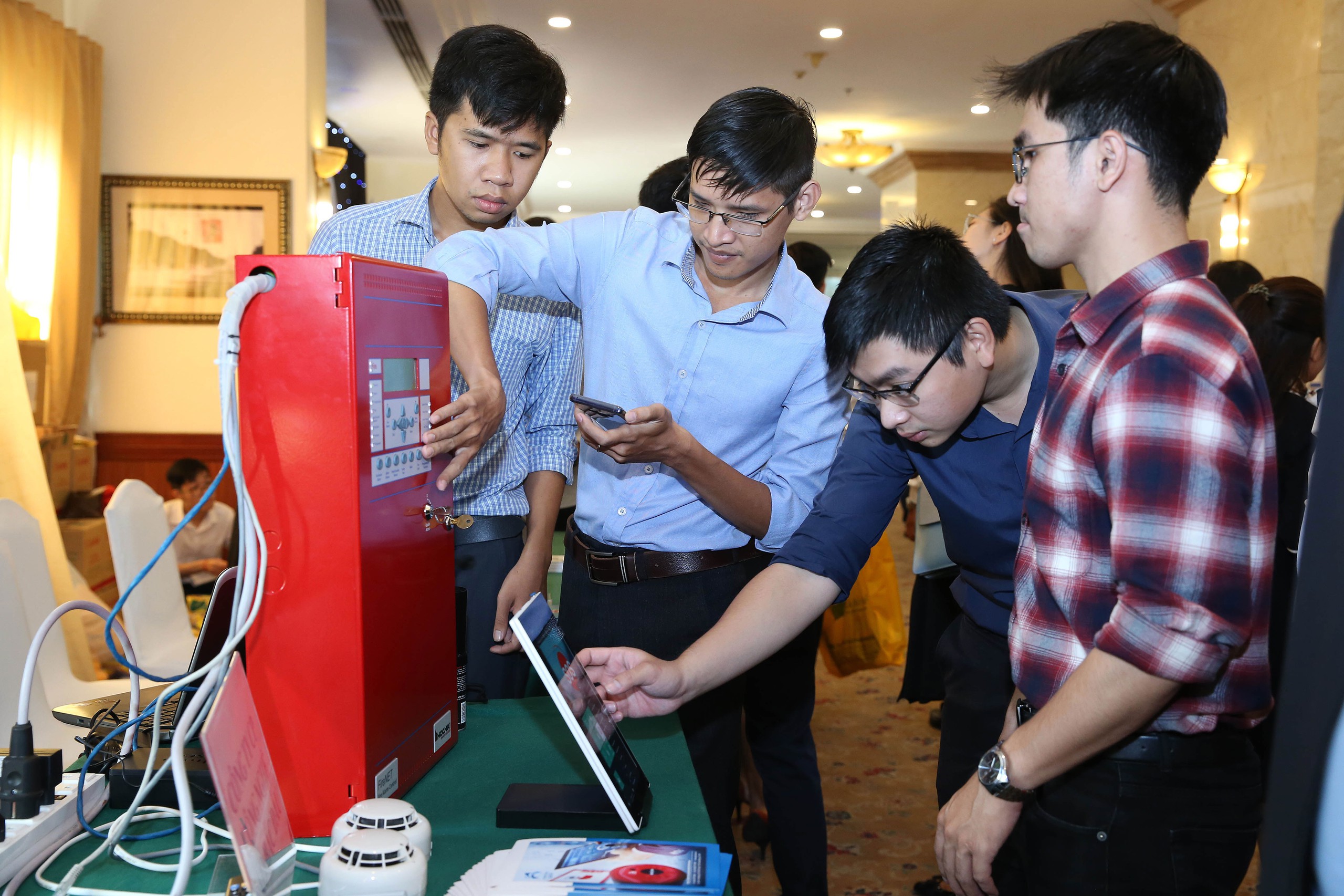 Doanh nghiệp tìm hiểu thiết bị tích hợp trí tuệ nhân tạo Ảnh: HOÀNG TRIỀU Doanh nghiệp tìm hiểu thiết bị tích hợp trí tuệ nhân tạo Ảnh: HOÀNG TRIỀU