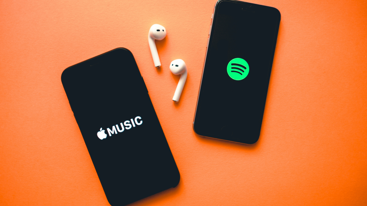 Apple bị phạt gần 2 tỷ USD- Ảnh 2. A pair of cell phones with earphones Description automatically generated