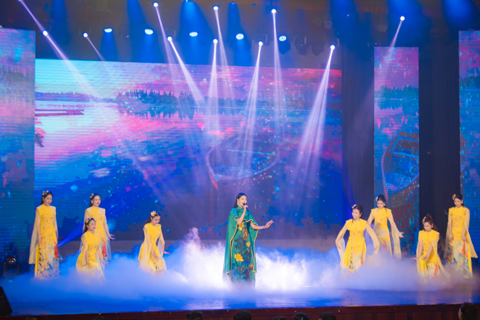 Ba thí sinh xuất sắc giành Quán quân cuộc thi Tài năng âm nhạc Việt 2024 - Ảnh 1. Ba thí sinh xuất sắc giành Quán quân cuộc thi Tài năng âm nhạc Việt 2024 - Ảnh 1.