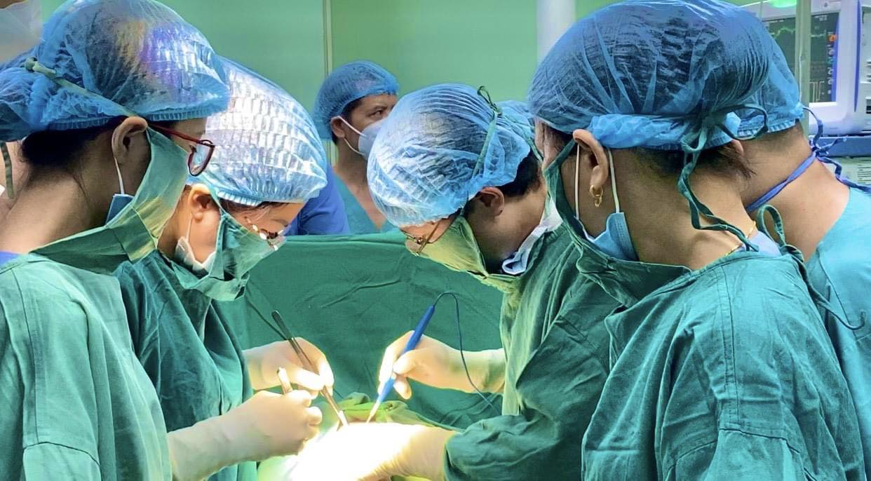Bác sĩ 2 bệnh viện cân não mổ lấy thai cho sản phụ mắc bệnh tim nặng- Ảnh 1. Bác sĩ 2 bệnh viện cân não mổ lấy thai cho sản phụ mắc bệnh tim nặng- Ảnh 1.