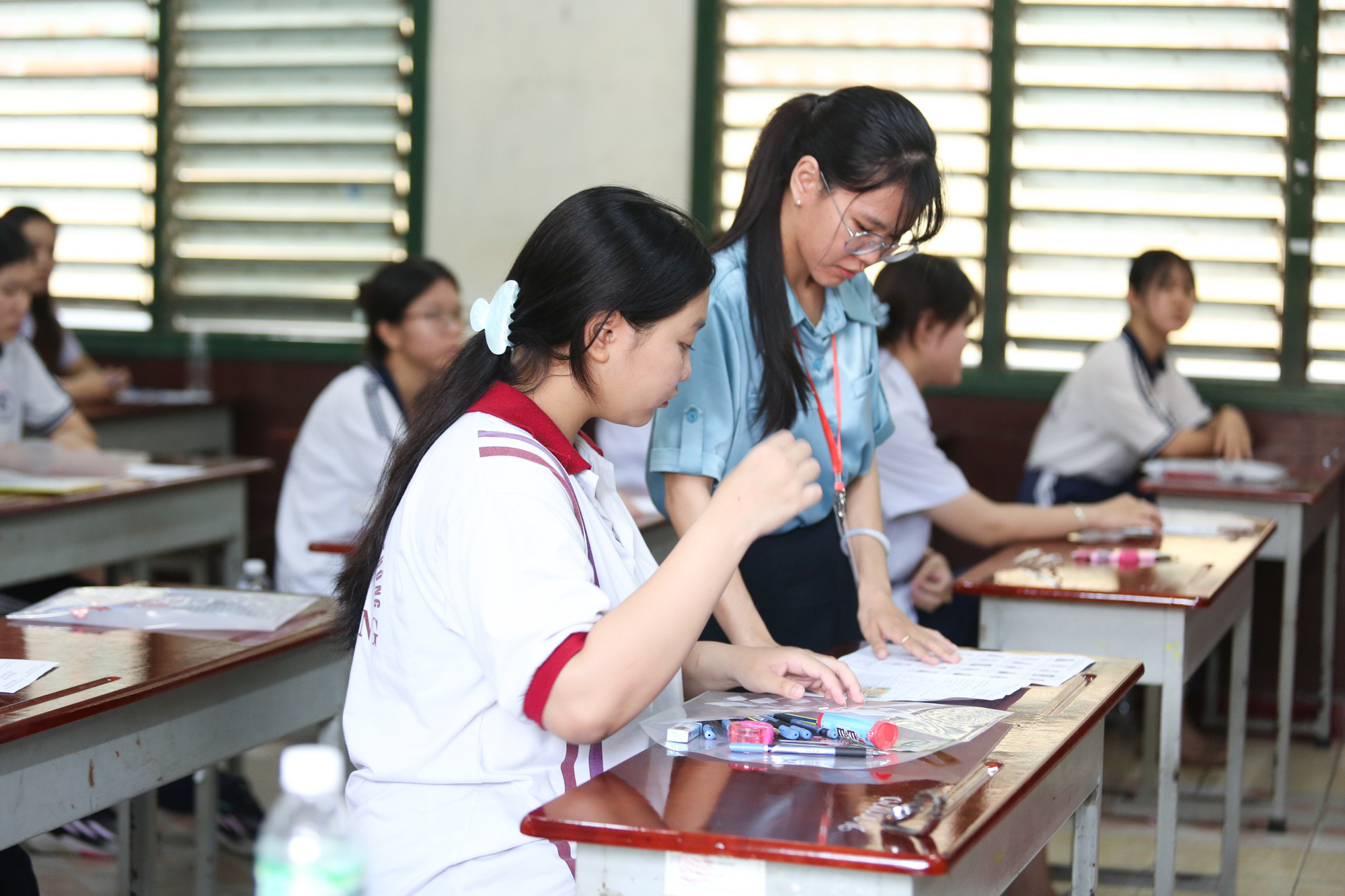 Bài giải gợi ý môn vật lý thi tốt nghiệp THPT 2024- Ảnh 1. Thí sinh dự thi tổ hợp khoa học tự nhiên sáng 28-6 - Ảnh: PHƯƠNG QUYÊN