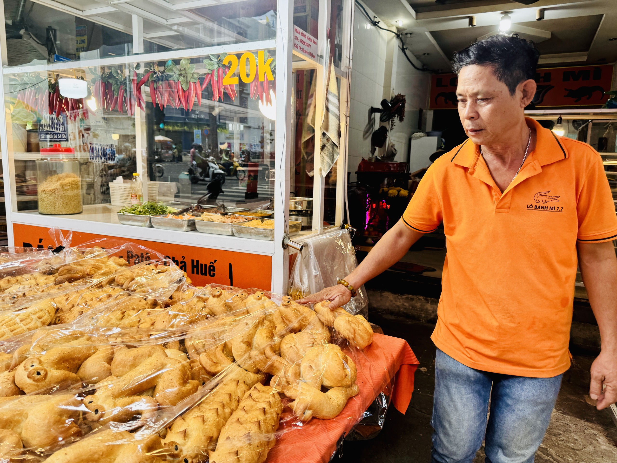 Bánh mì cá sấu khổng lồ ở TP.HCM hết lạ nhưng ông chủ quyết không nghỉ bán- Ảnh 1. Bánh mì cá sấu khổng lồ ở TP.HCM hết lạ nhưng ông chủ quyết không nghỉ bán- Ảnh 1.
