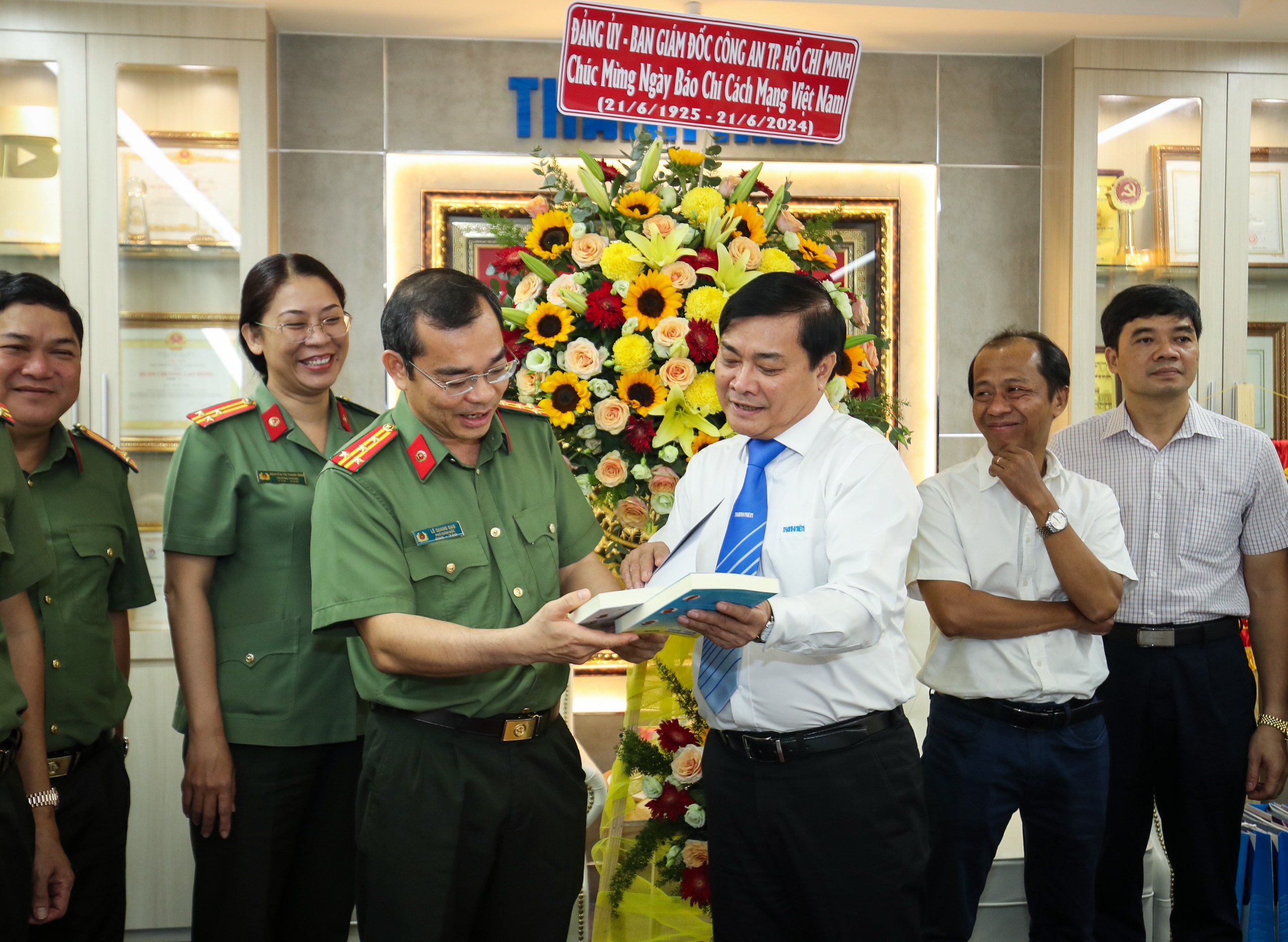 Báo Thanh Niên tích cực tuyên truyền về lực lượng công an- Ảnh 1. Báo Thanh Niên tích cực tuyên truyền về lực lượng công an- Ảnh 1.