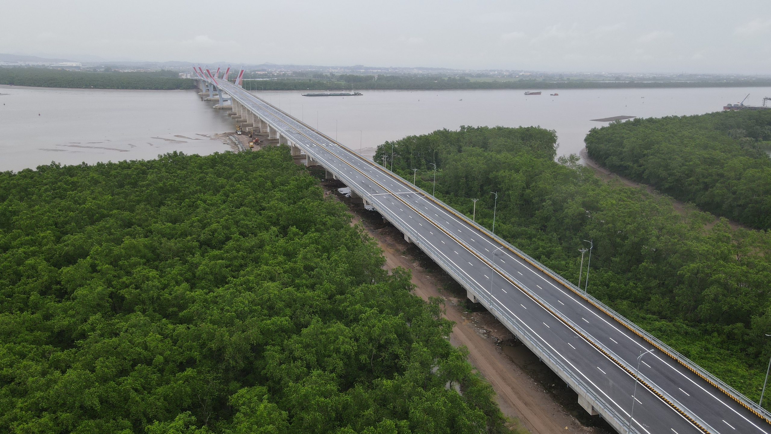 Bao giờ cầu Bến Rừng gần 2 nghìn tỉ mới được mở rào chắn và thông xe?- Ảnh 1. Bao giờ cầu Bến Rừng gần 2 nghìn tỉ mới được mở rào chắn và thông xe?- Ảnh 1.
