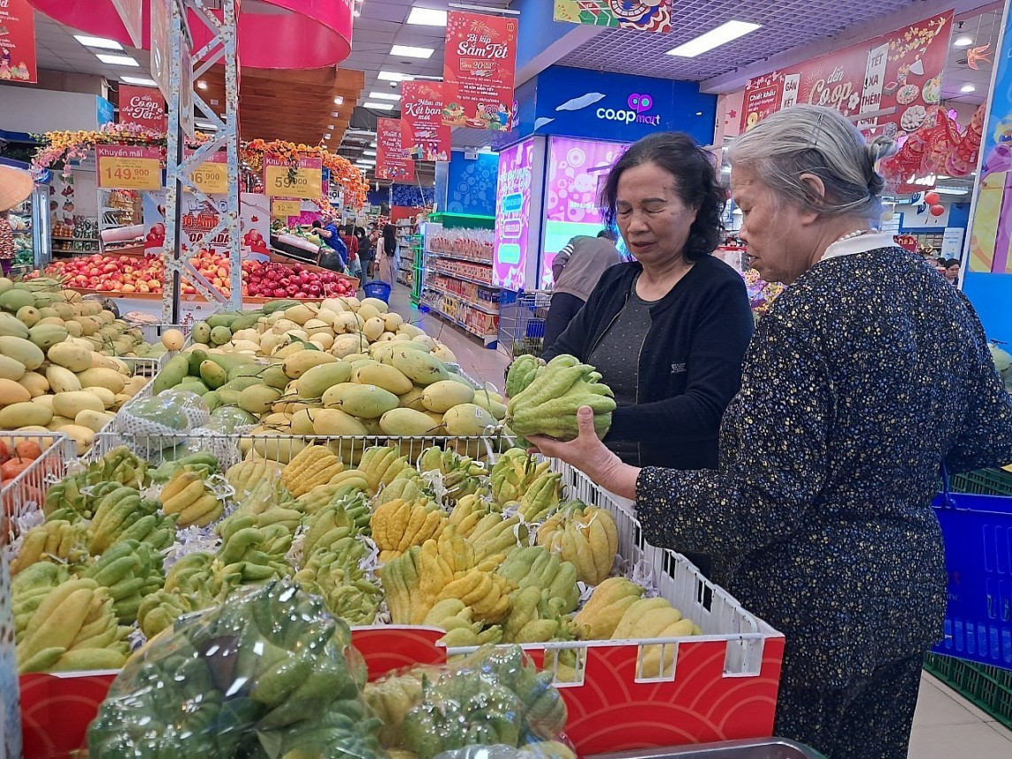 Người tiêu dùng mua trái cây tại Siêu thị Co.opmart Hà Nội