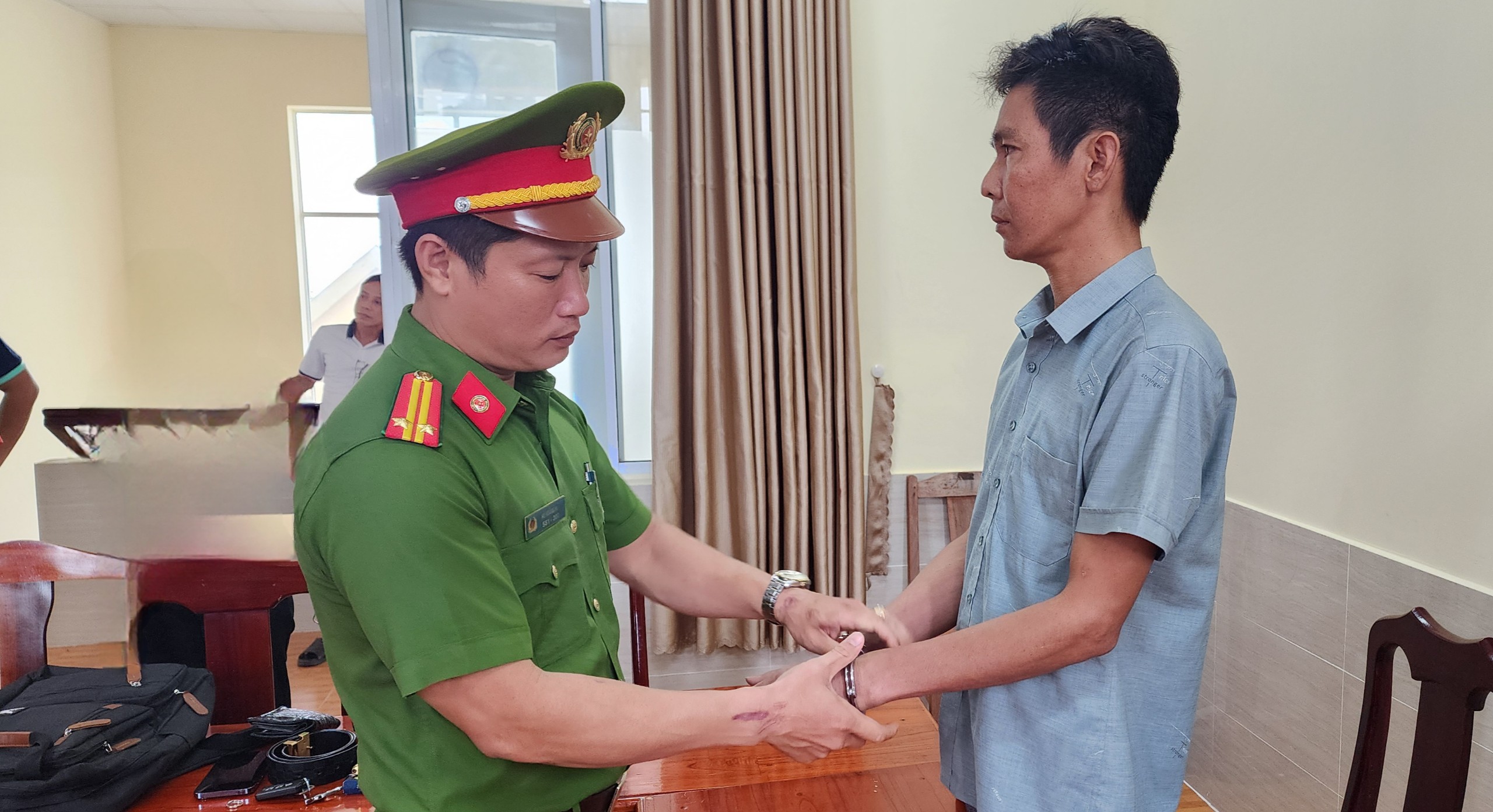 Phú Quốc: Bắt cựu Chủ tịch xã Bãi Thơm - Ảnh 2. Phú Quốc: Bắt cựu Chủ tịch xã Bãi Thơm - Ảnh 2.