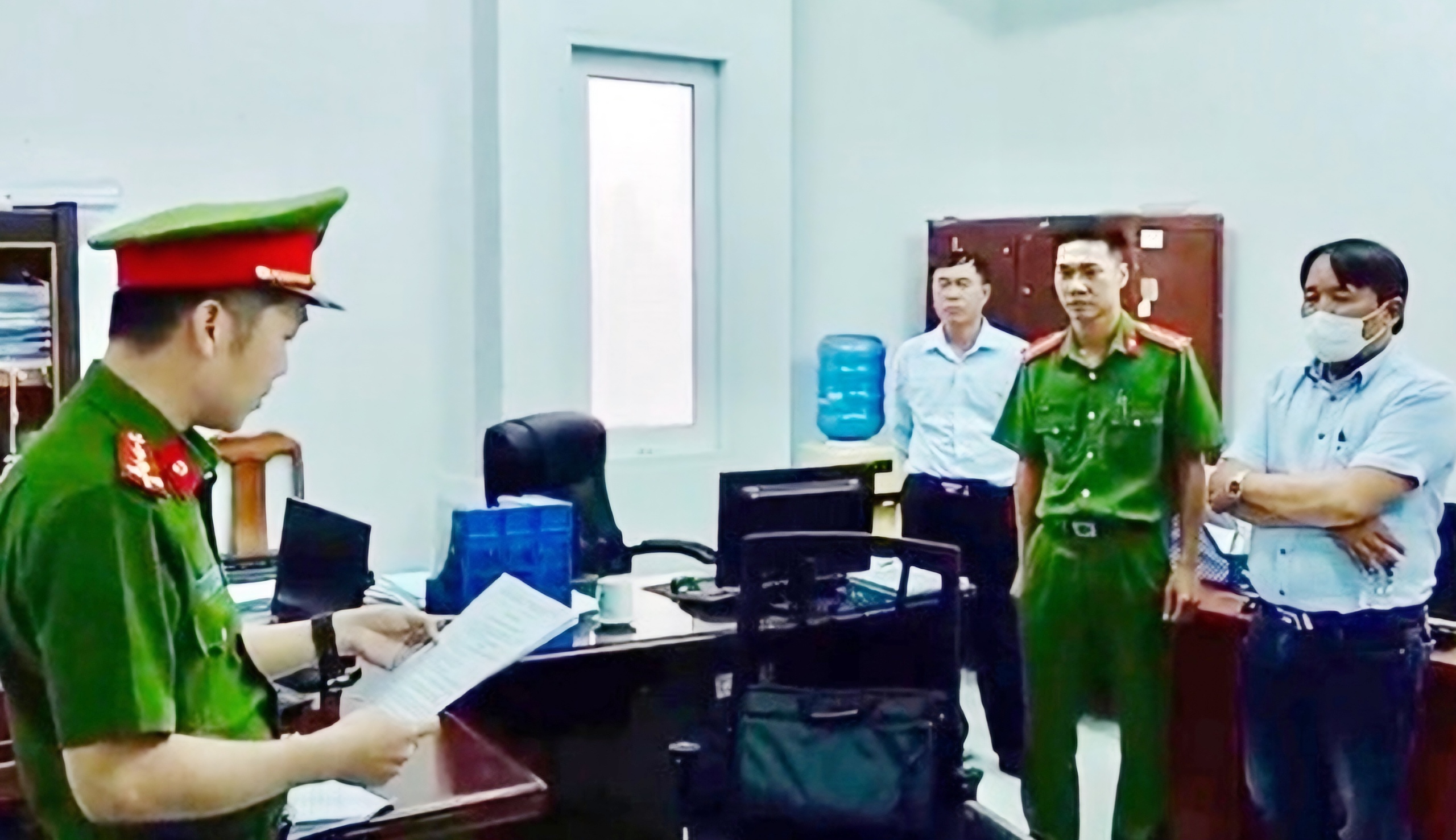 Sóc Trăng: Bắt cựu Giám đốc Văn phòng Đăng ký đất đai TX.Vĩnh Châu- Ảnh 1. Sóc Trăng: Bắt cựu Giám đốc Văn phòng Đăng ký đất đai TX.Vĩnh Châu- Ảnh 1.