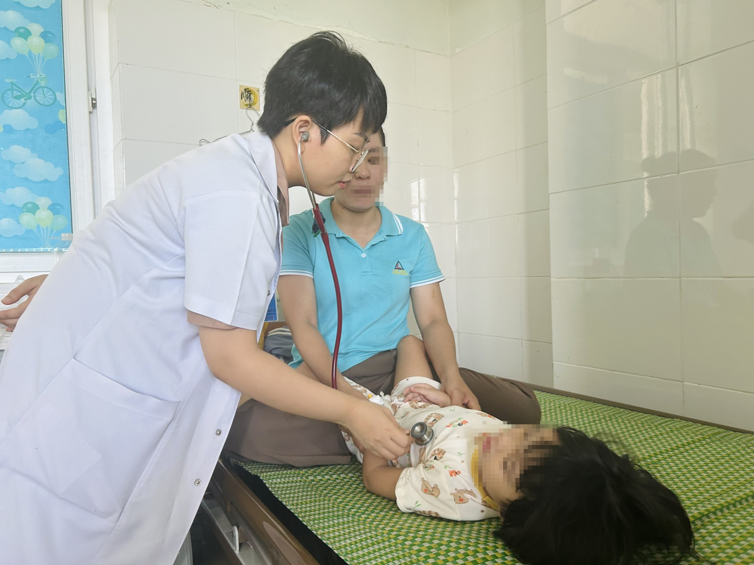 Bé gái 5 tuổi bị xương gà đâm xuyên thành thực quản- Ảnh 1. Bé gái 5 tuổi bị xương gà đâm xuyên thành thực quản- Ảnh 1.