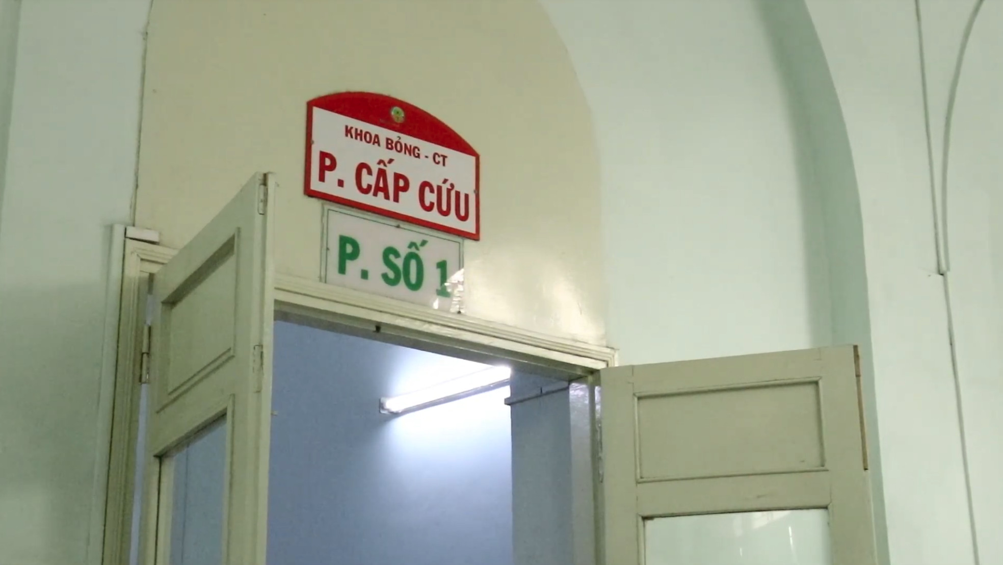 Bé gái 8 tuổi đang đạp xe thì té vào nồi nước sôi, bỏng nặng- Ảnh 1. Bé gái 8 tuổi đang đạp xe thì té vào nồi nước sôi, bỏng nặng- Ảnh 1.