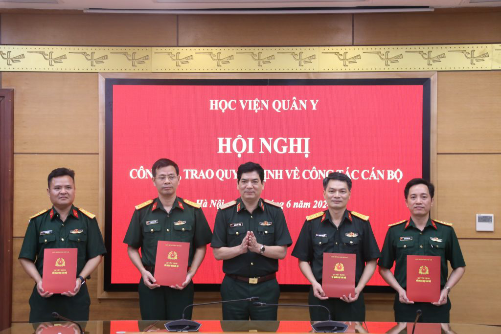 Bộ Quốc phòng bổ nhiệm chức vụ giám đốc Bệnh viện Quân y 103 đối với đại tá Lương Công Thức - Ảnh: Bệnh viện cung cấp Bộ Quốc phòng bổ nhiệm chức vụ giám đốc Bệnh viện Quân y 103 đối với đại tá Lương Công Thức (thứ hai từ phải sang) - Ảnh: Bệnh viện cung cấp