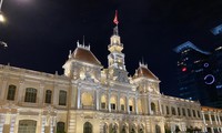 Khách du lịch 'quên ngủ' ngắm TPHCM từ xe buýt 2 tầng