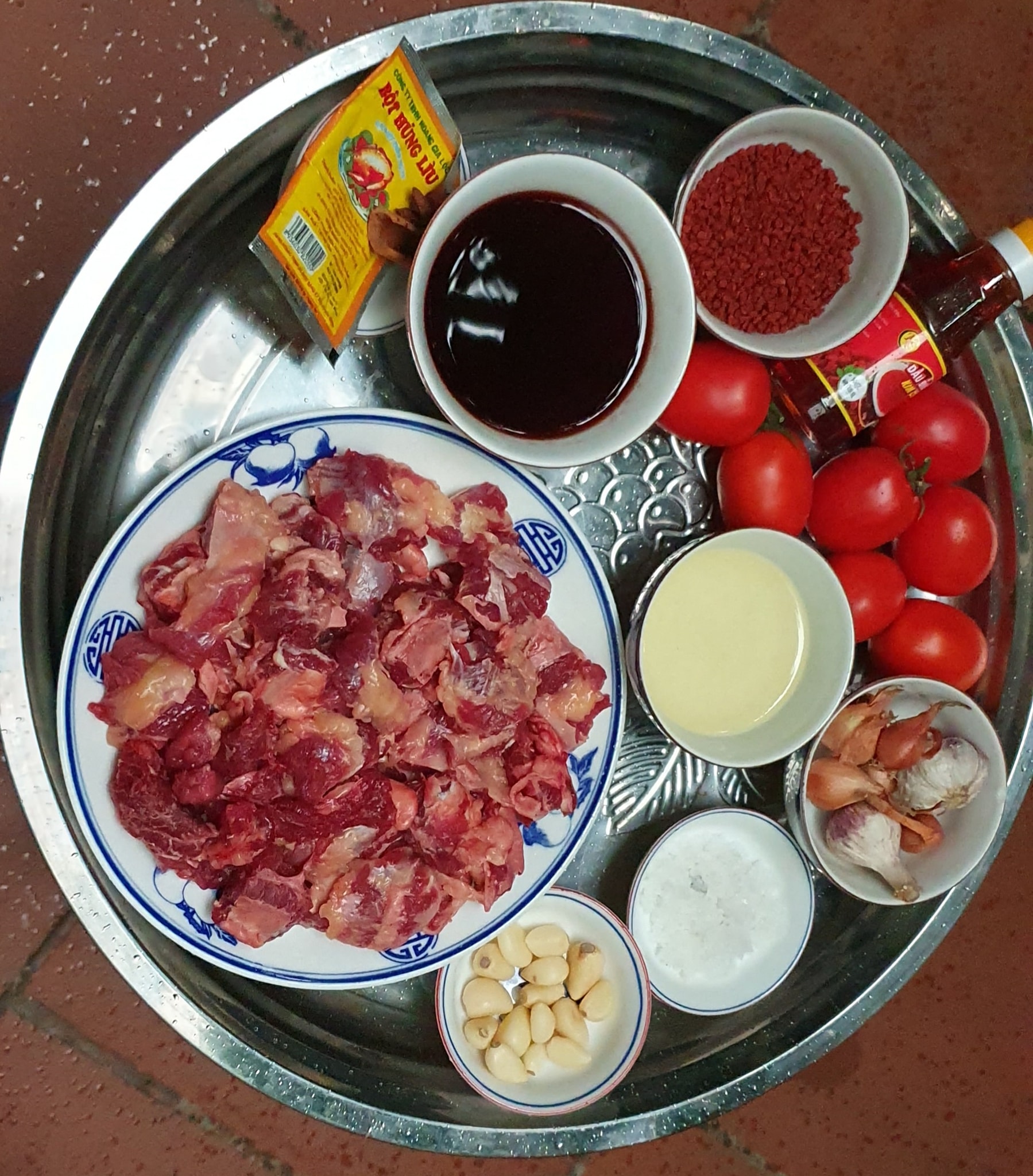 Bí quyết nấu thịt bò sốt vang kiểu Hà Nội xưa ngon miệng, không ngấy, màu đỏ đẹp không phẩm màu- Ảnh 1. Bí quyết nấu thịt bò sốt vang kiểu Hà Nội xưa ngon miệng, không ngấy, màu đỏ đẹp không phẩm màu- Ảnh 1.