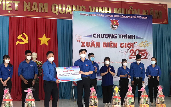 Bí thư Trung ương Đoàn thăm đảo duy nhất ở Cà Mau có dân sinh sống- Ảnh 3. Bí thư Trung ương Đoàn tặng quà cho học sinh nghèo An Giang
