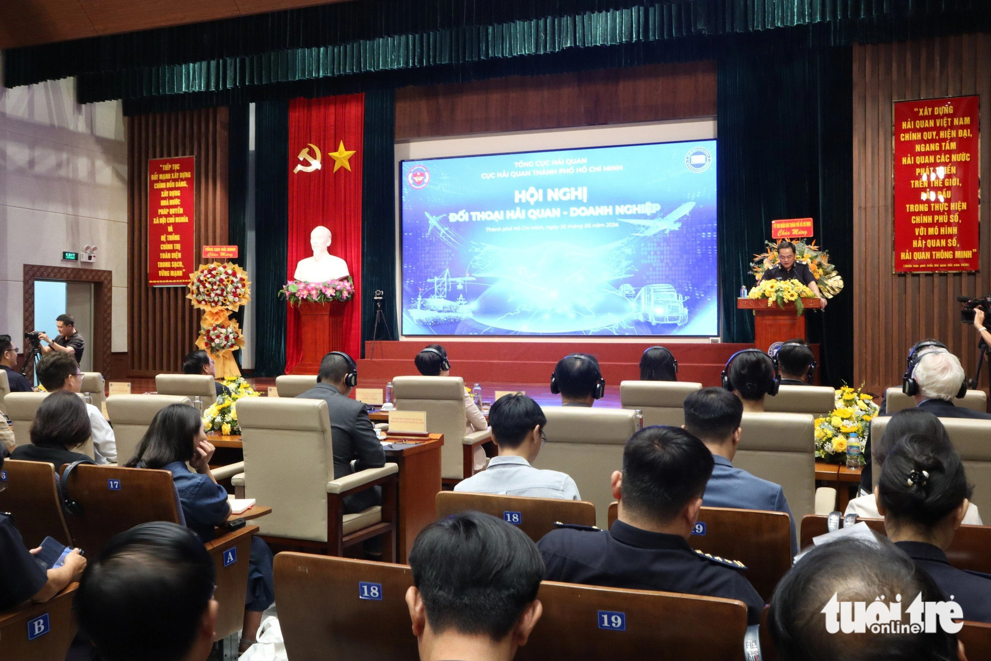 Biện pháp tạm hoãn xuất cảnh giúp thu hồi nợ thuế hiệu quả- Ảnh 1. Tại hội nghị, cơ quan hải quan cho biết đã tăng sử dụng công nghệ thông tin trong các quy trình hải quan để quản lý rủi ro, tạo thuận lợi cho doanh nghiệp - Ảnh: N.BÌNH