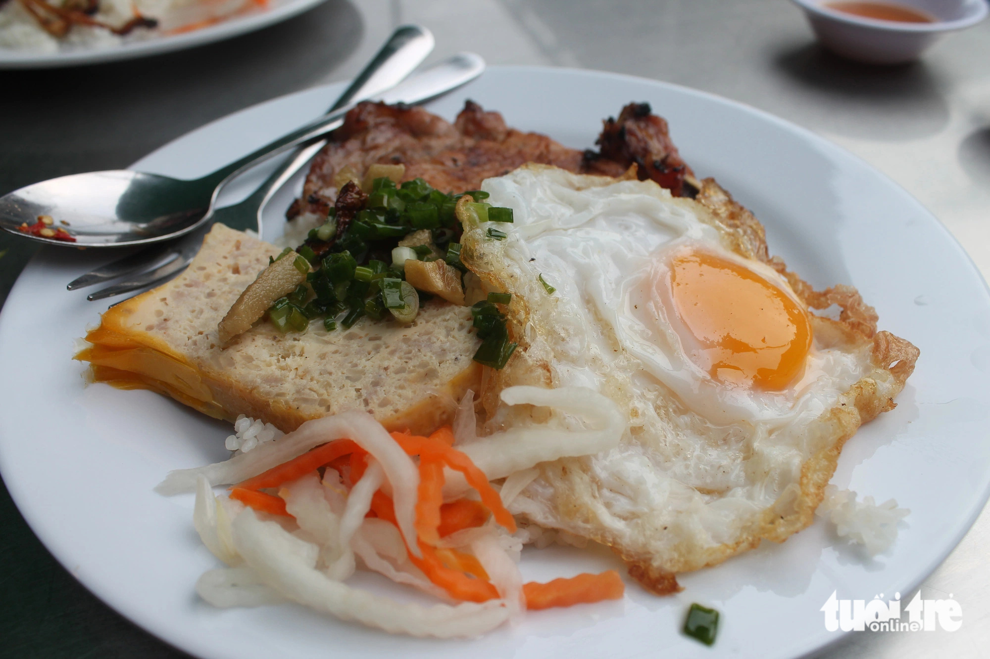 Bò kho, bún bò, cơm tấm top 100 món ăn sáng ngon nhất thế giới- Ảnh 7. Riêng món cơm tấm sườn tuy xếp không cao trong 100 món điểm tâm ngon nhất thế giới nhưng vẫn là món cơm ngon nhất nhì Việt Nam - Ảnh: Tô Cường