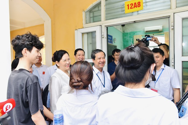 Kỳ thi tốt nghiệp THPT 2024: Bộ trưởng Bộ GDĐT chúc các thí sinh hoàn thành tốt các bài thi, thực hiện được nguyện vọng học tập - Ảnh 1. Kỳ thi tốt nghiệp THPT 2024: Bộ trưởng Bộ GDĐT chúc các thí sinh hoàn thành tốt các bài thi, thực hiện được nguyện vọng học tập - Ảnh 1.