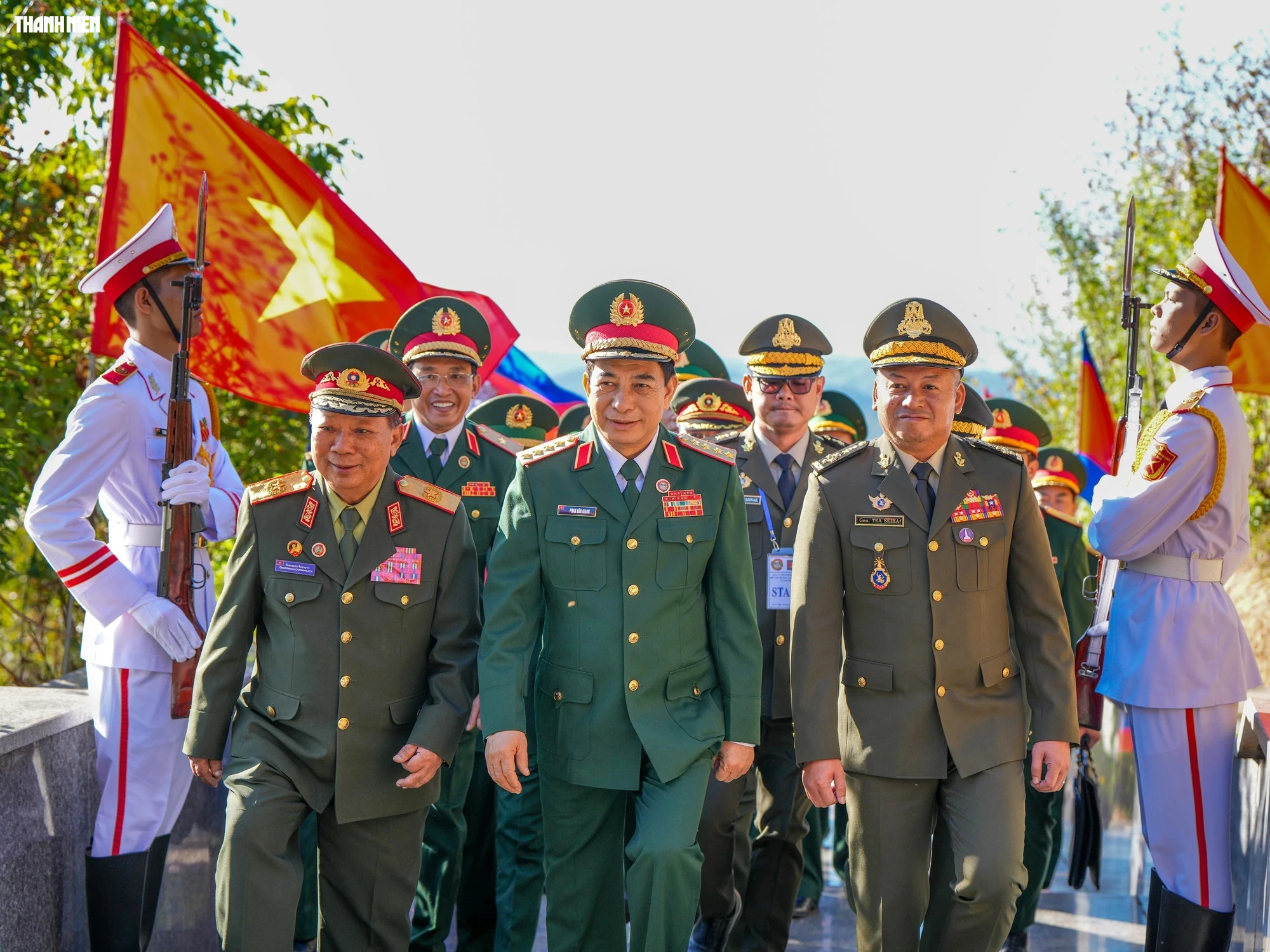 Bộ trưởng Quốc phòng 3 nước lần đầu tiên giao lưu trên biên giới - Ảnh 1. Bộ trưởng Quốc phòng 3 nước lần đầu tiên giao lưu trên biên giới - Ảnh 1.