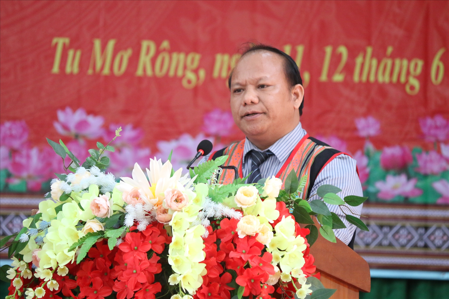 Ông Ka Ba Thành – Bí thư Huyện ủy Tu Mơ Rông phát biểu tại Đại hội Đại biểu các DTTS huyện lần thứ IV Ông Ka Ba Thành – Bí thư Huyện ủy Tu Mơ Rông phát biểu tại Đại hội Đại biểu các DTTS huyện lần thứ IV