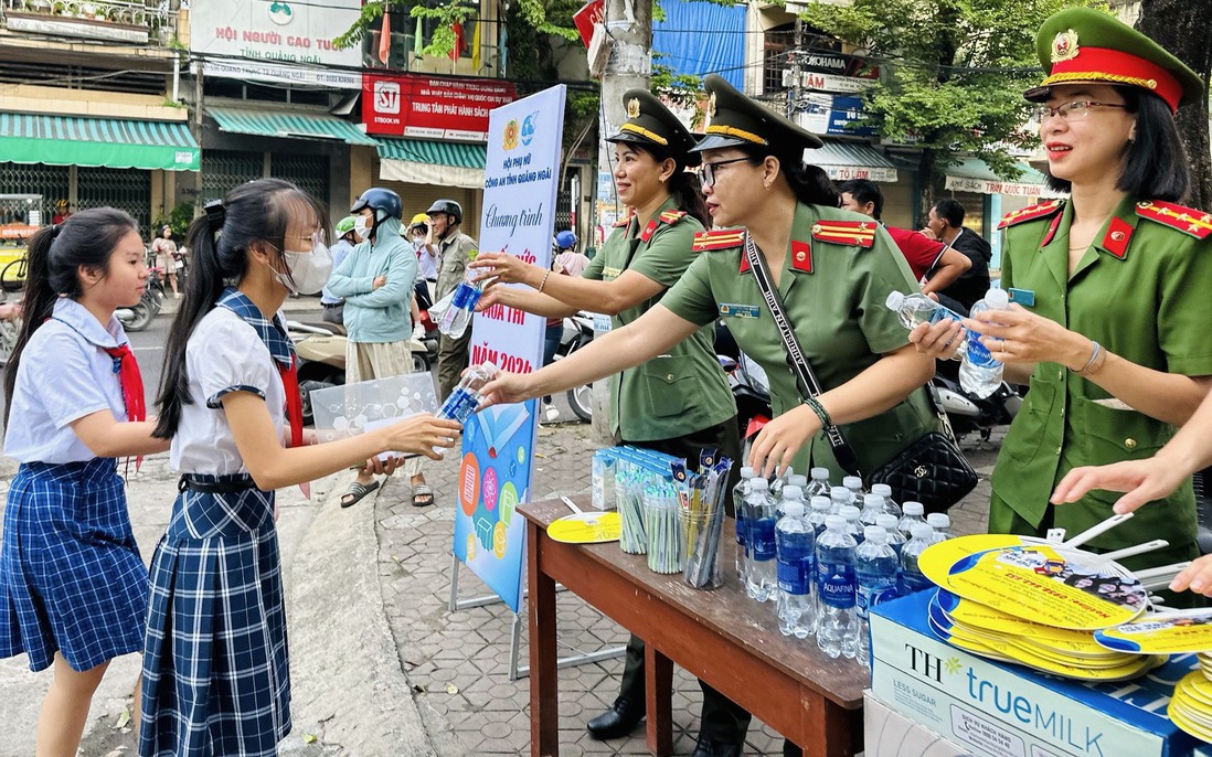 Quảng Ngãi: Các nữ chiến sĩ công an nhiệt tình "Tiếp sức mùa thi" năm 2024