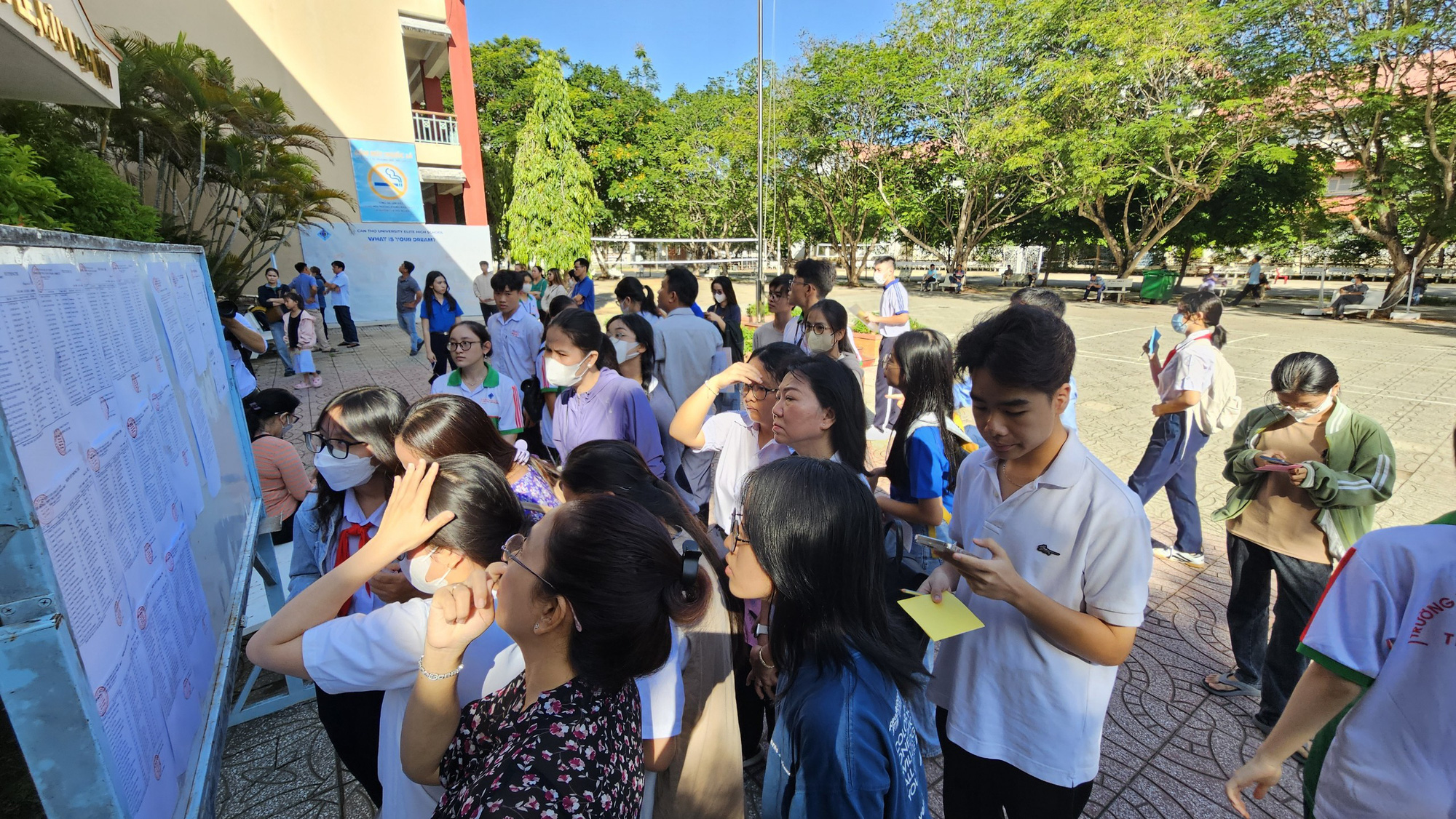 Cần Thơ: Điểm trúng tuyển vào lớp 10 Trường THPT Thực hành Sư phạm cao nhất- Ảnh 1. Thí sinh thi lớp 10 xem số báo danh tại Trường THPT Thực hành Sư phạm - Trường đại học Cần Thơ - Ảnh: THÁI LŨY