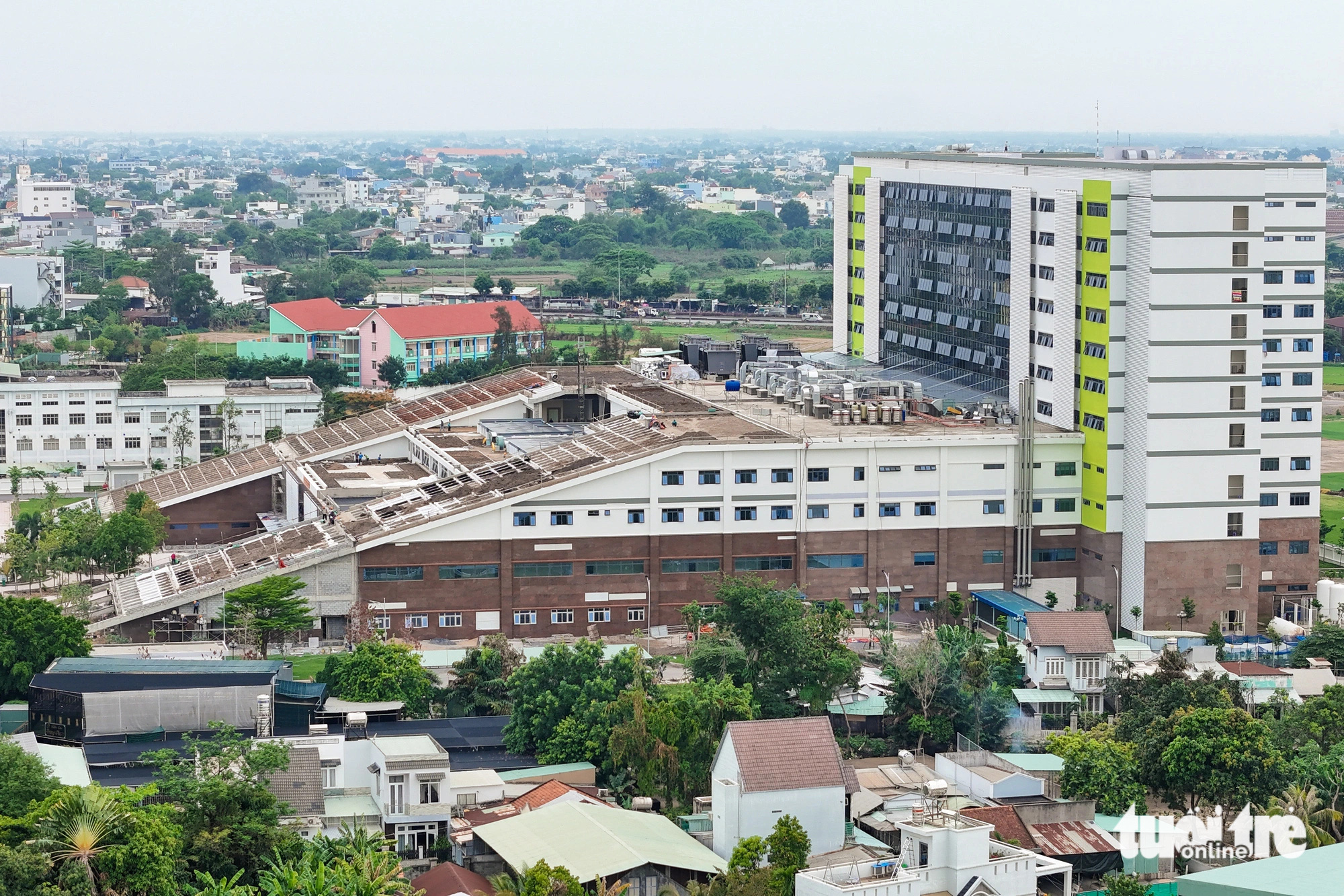 Cận cảnh 3 bệnh viện cửa ngõ TP.HCM sắp hoàn thành- Ảnh 1. Bệnh viện Đa khoa khu vực Hóc Môn mới (nằm tại số 65/2B Bà Triệu, thị trấn Hóc Môn, huyện Hóc Môn). Bệnh viện nằm ở cửa ngõ phía tây bắc thành phố, nhằm phục vụ nhu cầu khám, chữa bệnh cho người dân khu vực và các tỉnh lân cận