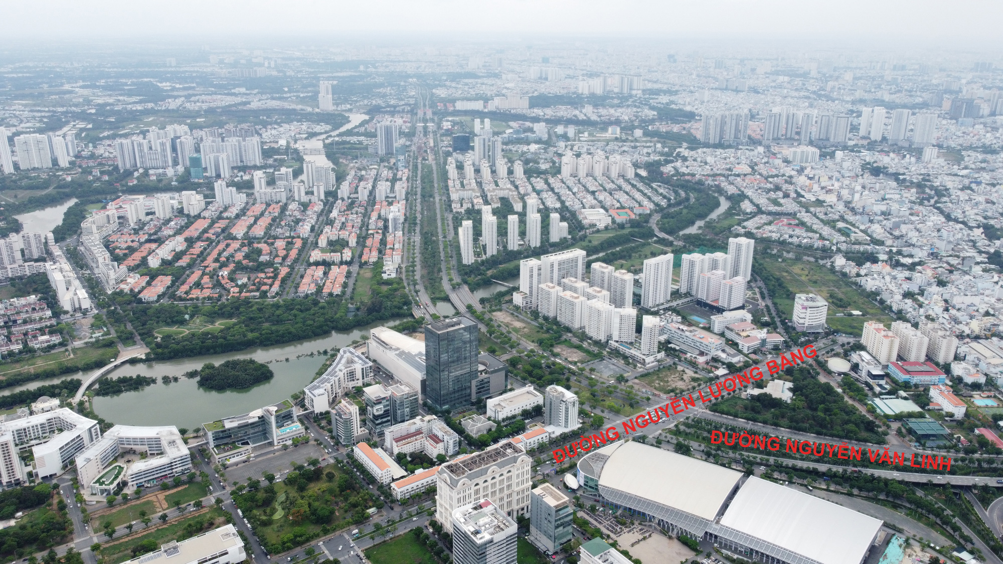 Cận cảnh các công trình vi phạm xây dựng, quy hoạch tại Phú Mỹ Hưng- Ảnh 1. Trục Nguyễn Văn Linh và Nguyễn Lương Bằng tạo nên bộ mặt của Khu Nam cũng như của khu đô thị Phú Mỹ Hưng. Hiện trục Nguyễn Văn Linh đang được yêu cầu Công ty Phú Mỹ Hưng xây dựng hoàn chỉnh để bàn giao cho Nhà nước - Ảnh: MINH HÒA