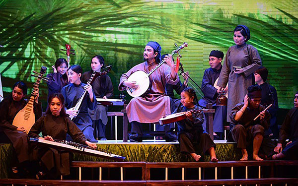 Một cảnh trong vở cải lương “Thầy Ba Đợi” - nói về cuộc đời người đưa âm nhạc cải lương vào đời sống và khao khát lưu truyền âm nhạc dân tộc cho thế hệ trẻ Một cảnh trong vở cải lương “Thầy Ba Đợi” - nói về cuộc đời người đưa âm nhạc cải lương vào đời sống và khao khát lưu truyền âm nhạc dân tộc cho thế hệ trẻ