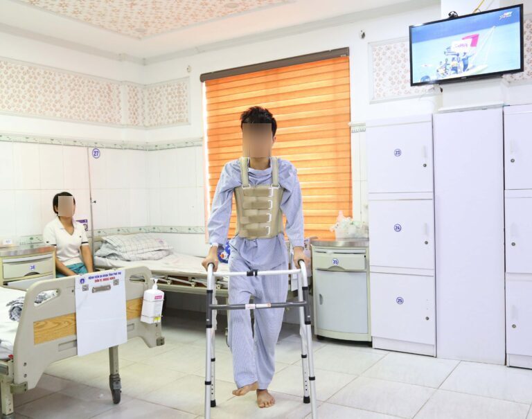 Chàng trai 19 tuổi bỗng dưng liệt 2 chân vì u tủy- Ảnh 1. Chàng trai 19 tuổi bỗng dưng liệt 2 chân vì u tủy- Ảnh 1.