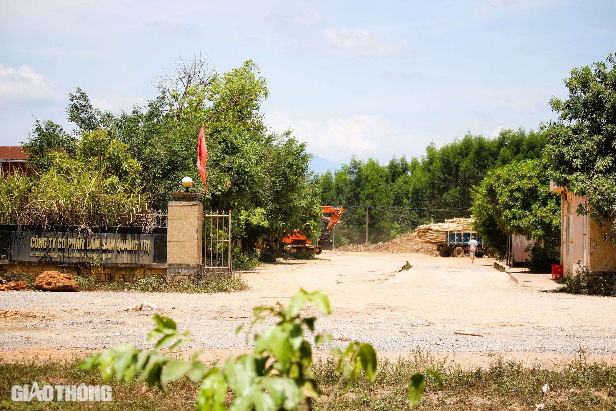 Chấp thuận chủ trương dời nhà máy công ty lâm sản để GPMB cao tốc Vạn Ninh - Cam Lộ- Ảnh 1. Chấp thuận chủ trương dời nhà máy công ty lâm sản để GPMB cao tốc Vạn Ninh - Cam Lộ- Ảnh 1.