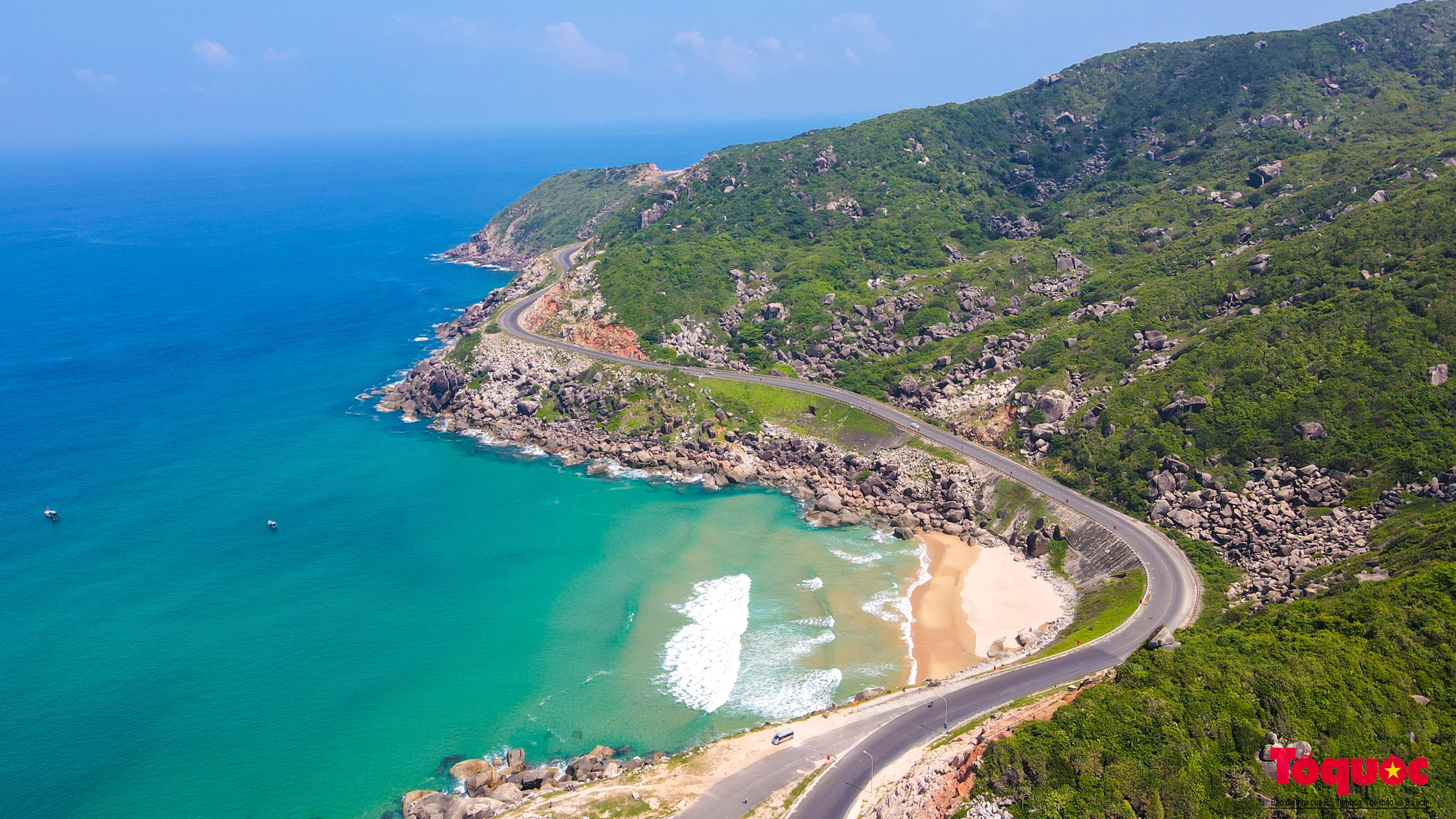 Chiêm ngưỡng cung đường ven biển đẹp nhất Việt Nam từ trên cao - Ảnh 1. Chiêm ngưỡng cung đường ven biển đẹp nhất Việt Nam từ trên cao - Ảnh 1.