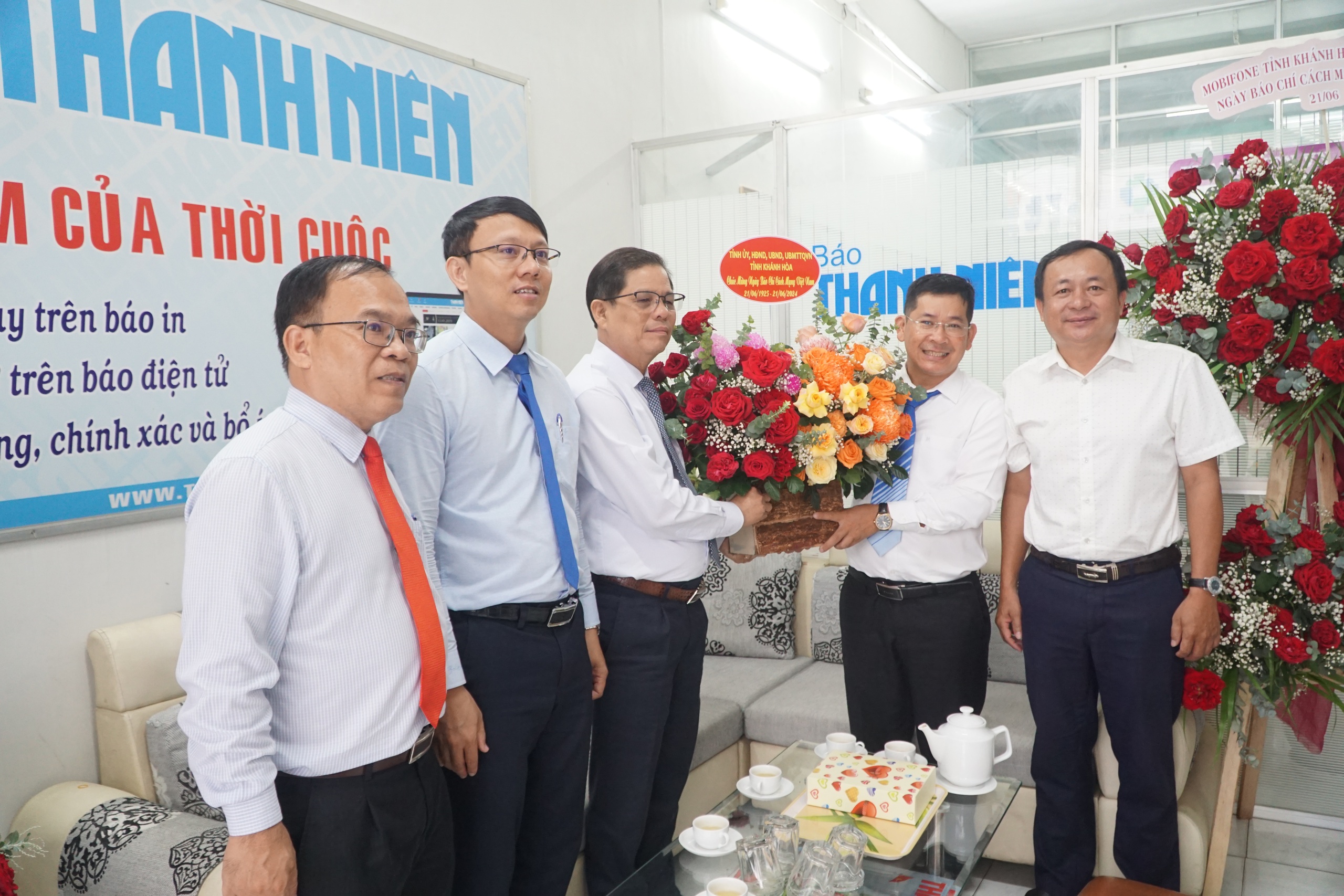 Chủ tịch Khánh Hòa Nguyễn Tấn Tuân thăm, chúc mừng Báo Thanh Niên- Ảnh 1. Chủ tịch Khánh Hòa Nguyễn Tấn Tuân thăm, chúc mừng Báo Thanh Niên- Ảnh 1.