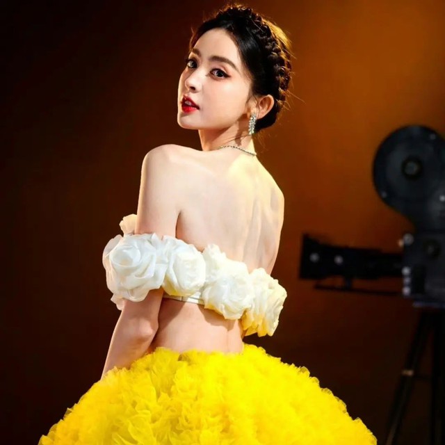 Cổ Lực Na Trát diện váy gợi cảm nhưng lại bị chê chỉ vì vóc dáng- Ảnh 1. Cổ Lực Na Trát diện váy gợi cảm nhưng lại bị chê chỉ vì vóc dáng- Ảnh 1.