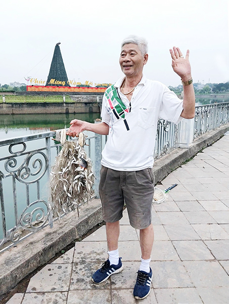 Mưa xuống, con động vật hình cá dân gọi là tép dầu xuất hiện vô số ở một đầm nước ngọt nổi tiếng Vĩnh Phúc- Ảnh 1. Mưa xuống, con động vật hình cá dân gọi là tép dầu xuất hiện vô số ở một đầm nước ngọt nổi tiếng Vĩnh Phúc- Ảnh 1.