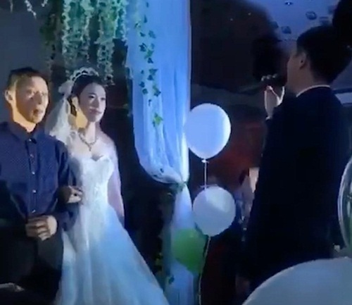 Con rể hát một bài trong đám cưới khiến bố vợ tái mặt- Ảnh 1. Con rể hát một bài trong đám cưới khiến bố vợ tái mặt- Ảnh 1.