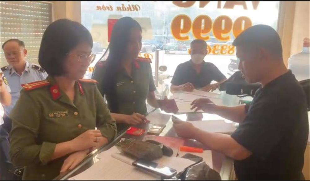 Công an Hà Nội: Có doanh nghiệp thuê người xếp hàng mua vàng bình ổn- Ảnh 1. Các đơn vị chức năng kiểm tra một cơ sở kinh doanh vàng bạc phát hiện có sai phạm - Ảnh: Công an cung cấp