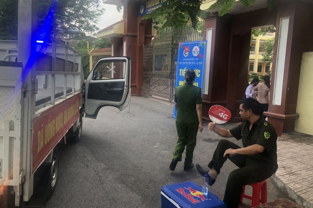 Công an đến tận nhà đón thí sinh nhầm lịch đi thi - 1 Công an đến tận nhà đón thí sinh nhầm lịch đi thi - 1