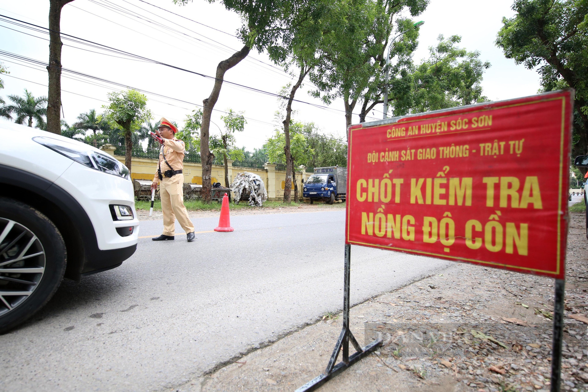 Công an xử phạt nhiều trường hợp vi phạm nồng độ cồn ở ngoại thành Hà Nội- Ảnh 1. Công an xử phạt nhiều trường hợp vi phạm nồng độ cồn ở ngoại thành Hà Nội- Ảnh 1.